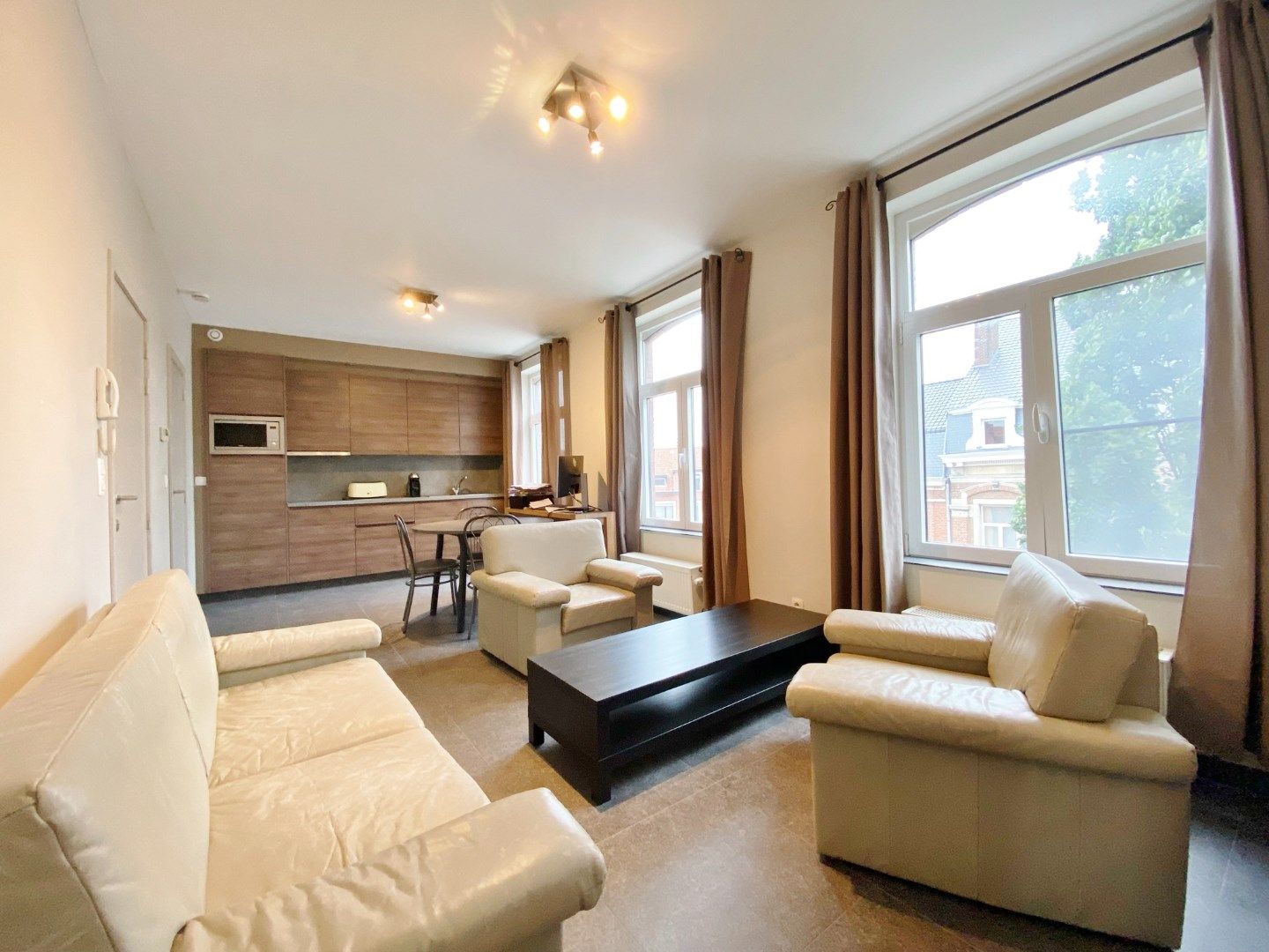 Bemeubeld appartement met terras op centrale ligging foto 2