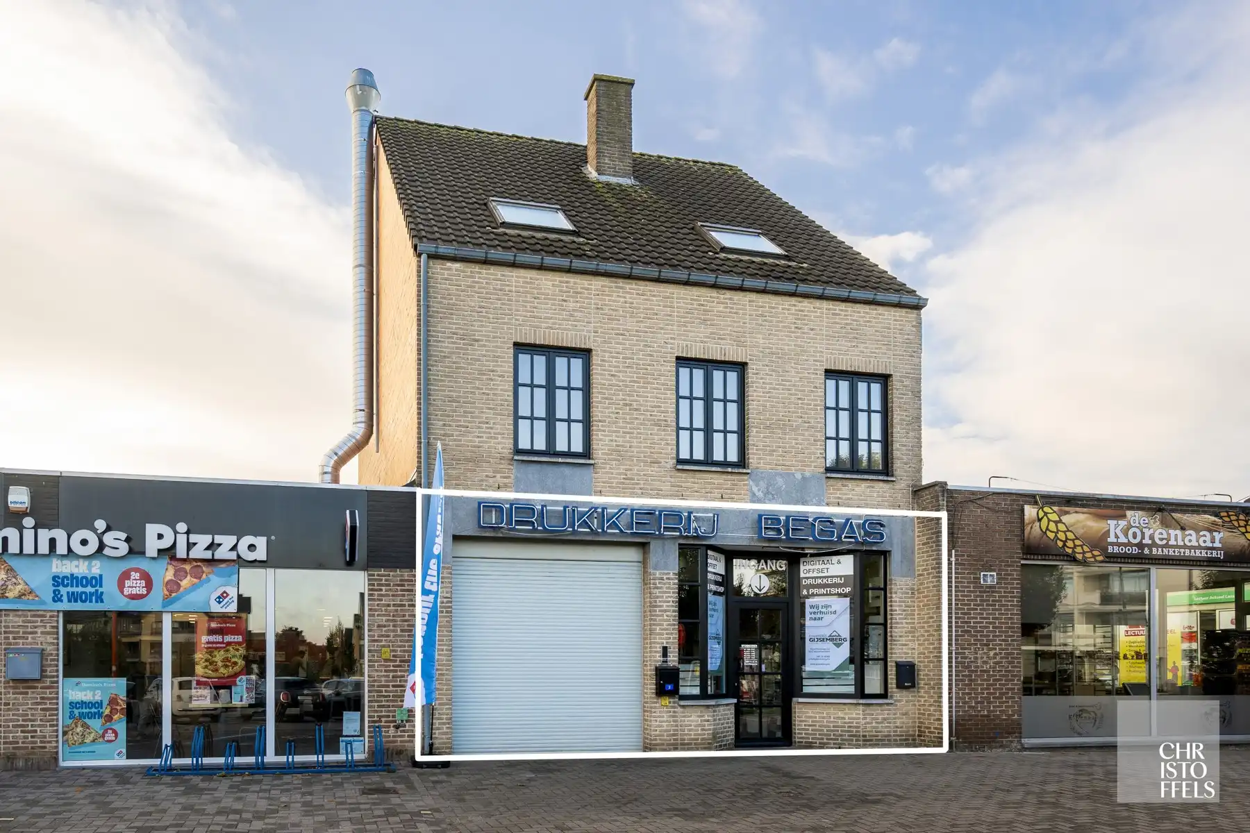 Winkel met werkplaats/atelier (385m²) gelegen in het centrum van Lanaken.  foto {{pictureIndex}}