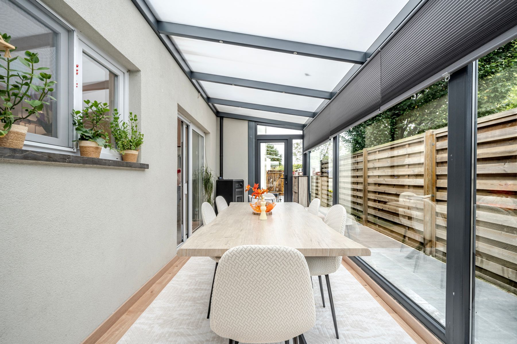 Halfopen woning met 4 slaapkamers en grote tuin in Evergem foto {{pictureIndex}}