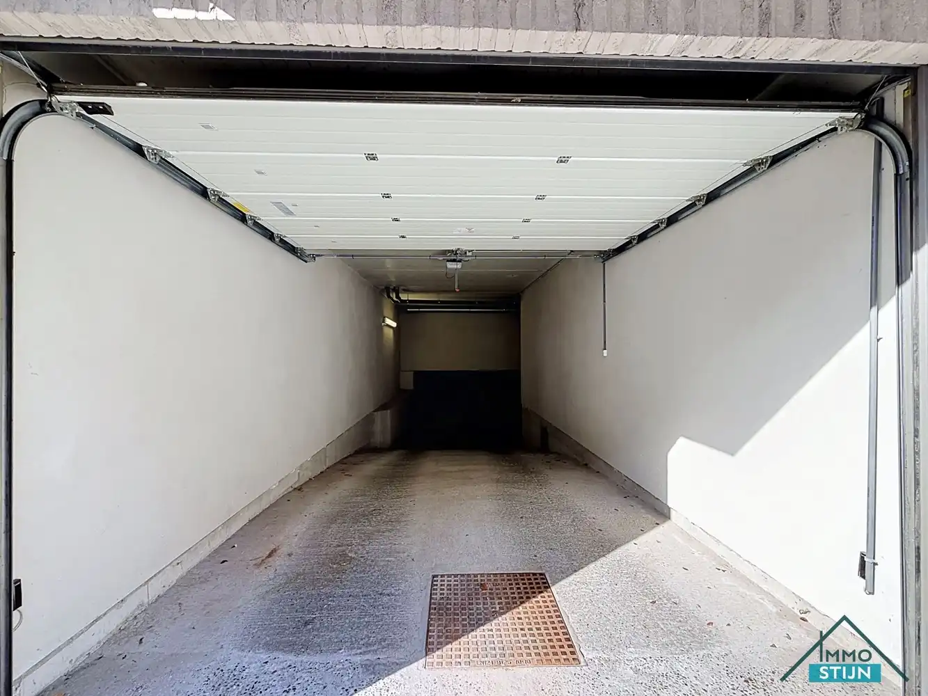 Parkeerplaats in het centrum van Veldegem foto 3