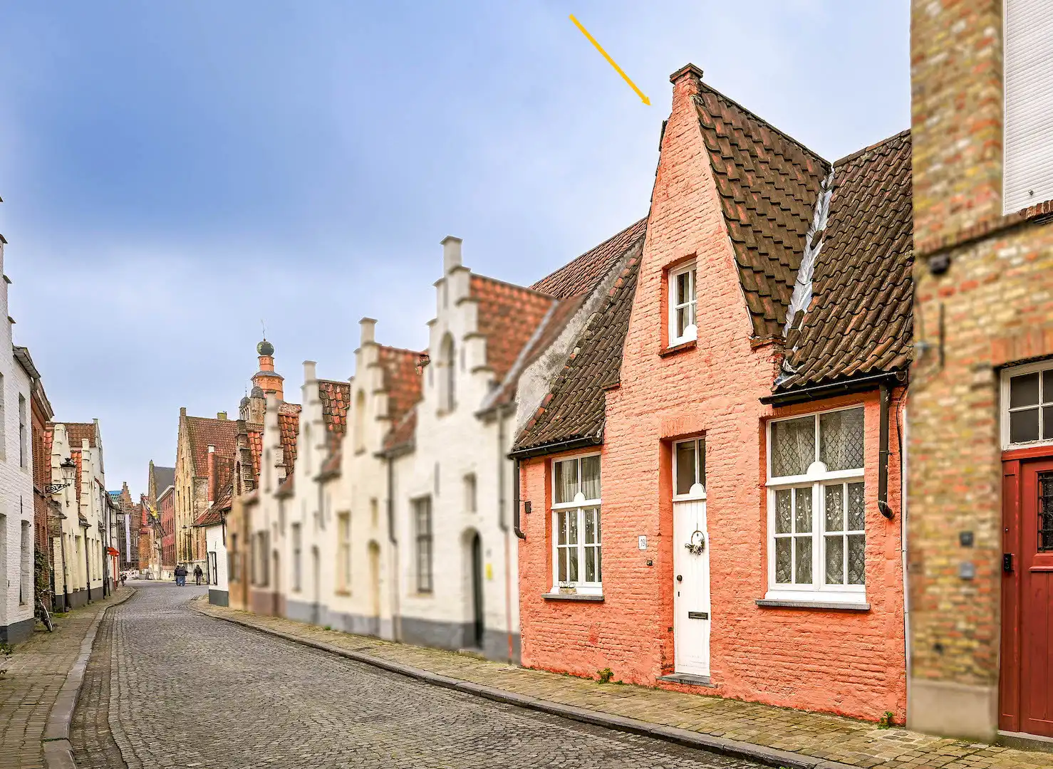Hoofdfoto van de publicatie: Brugs huis in de schaduw van Jeruzalemkerk, authentieke 16e-17e eeuwse gevel