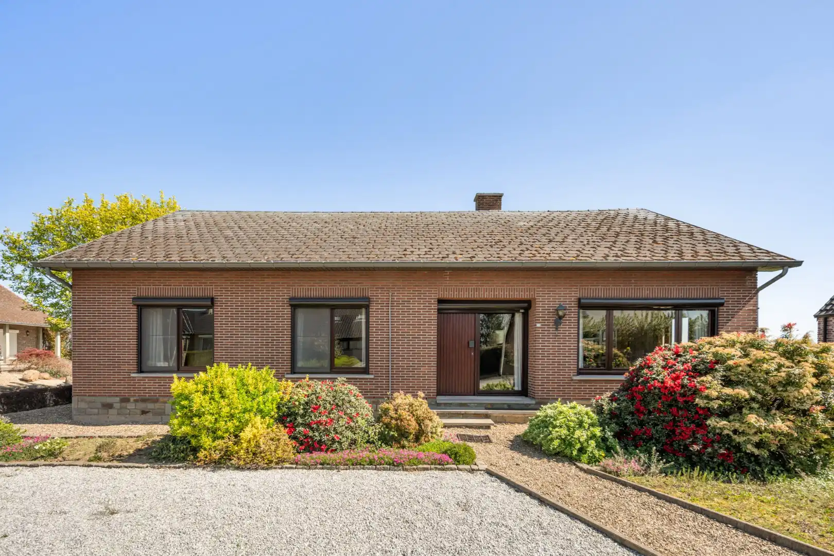 Gelijkvloerse gezinswoning op een ruim perceel van 9a51ca op een rustige locatie met uitzicht op achterliggende weilanden!  foto 2