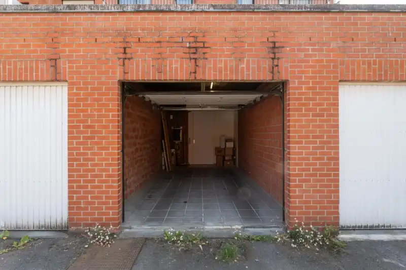 Roeselare-stadskern. Uitstekend gelegen handelspand voor winkel | praktijk | kantoor met 120m2 ruimte + aanpalende garage. Instapklaar en vernieuwd. foto 10