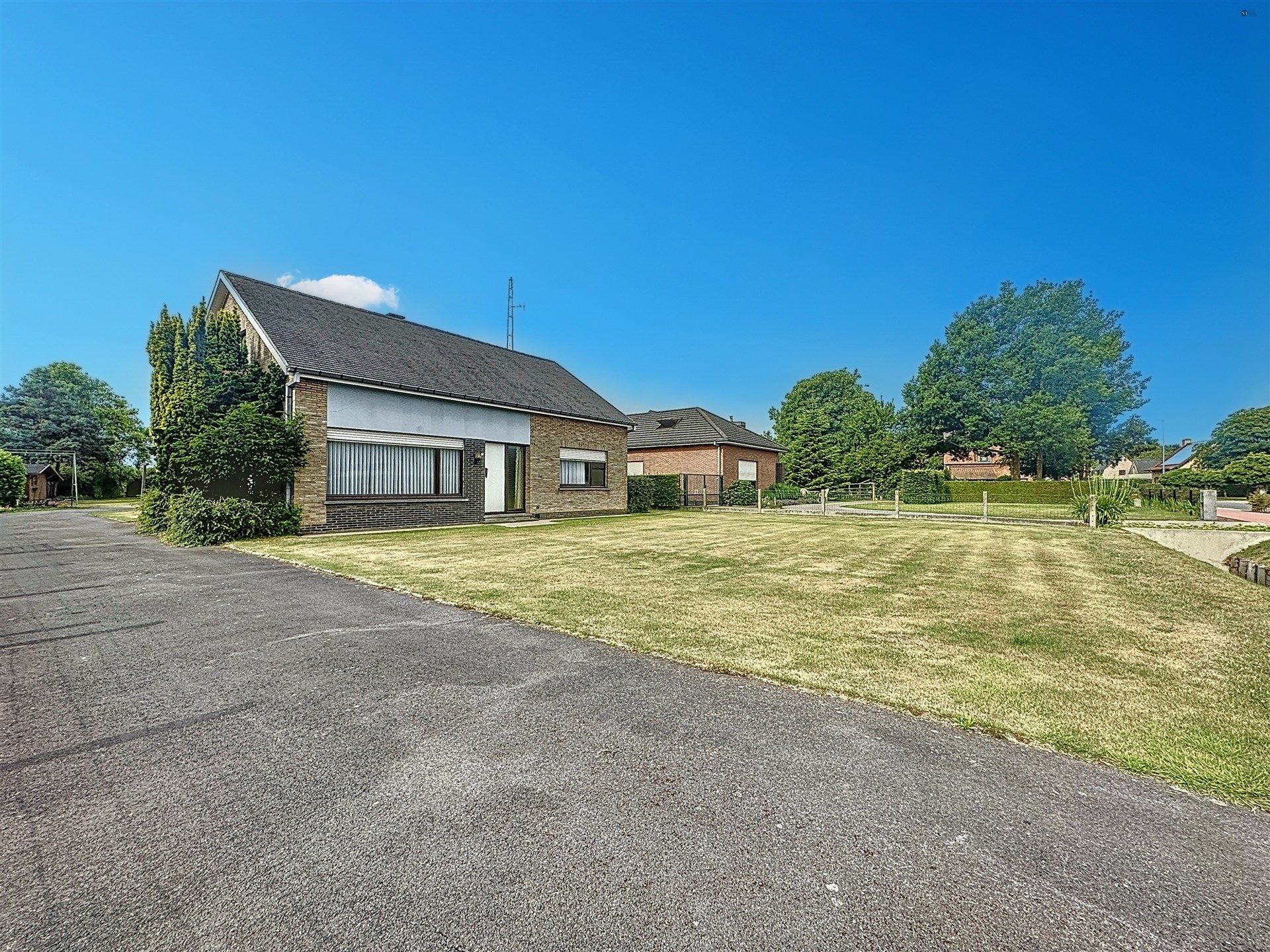 Hoofdfoto van de publicatie: Open bebouwing met 4 slaapkamers op perceel van 2.062m² omringd door velden!