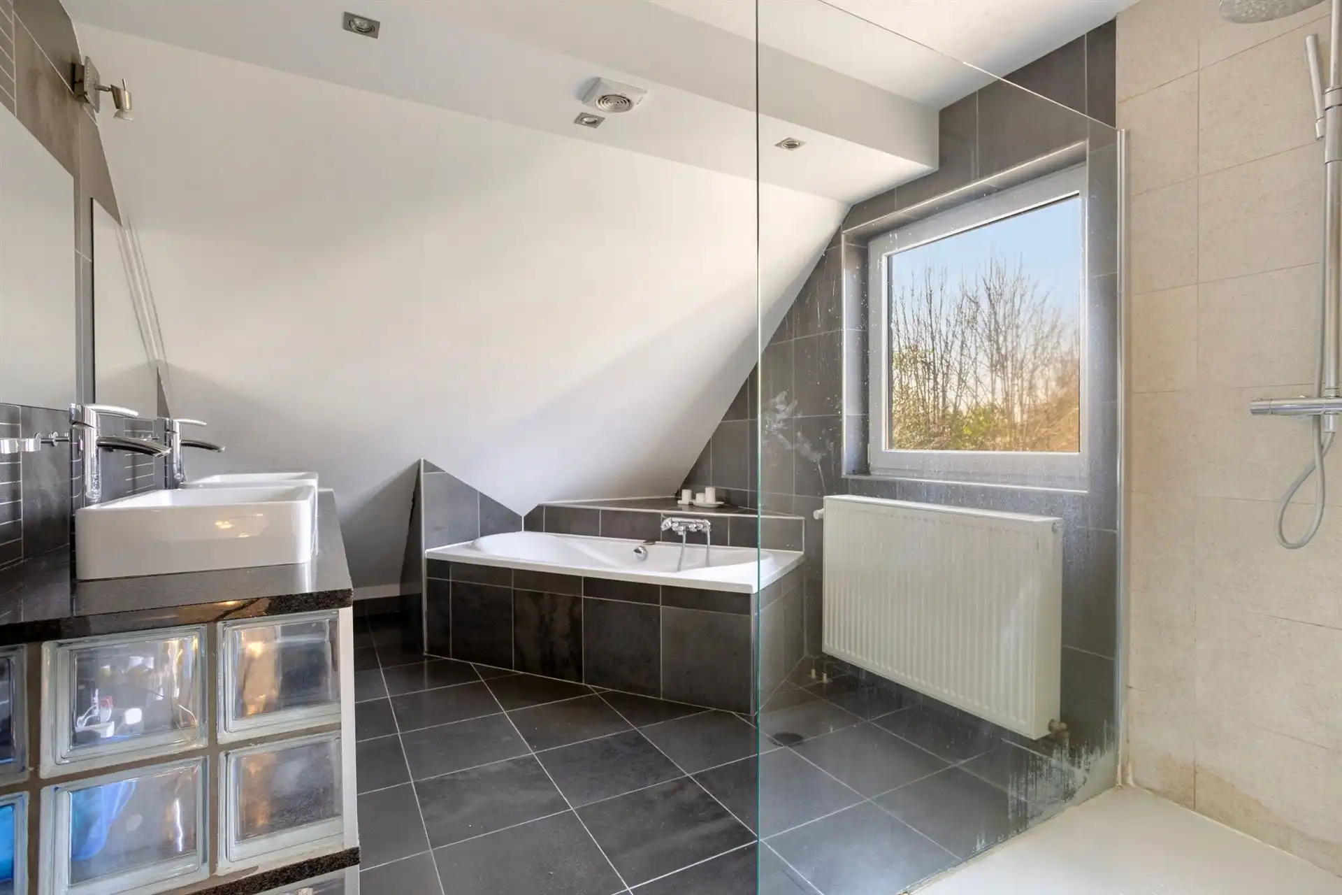 Aangename gerenoveerde villa op ruim perceel foto 20