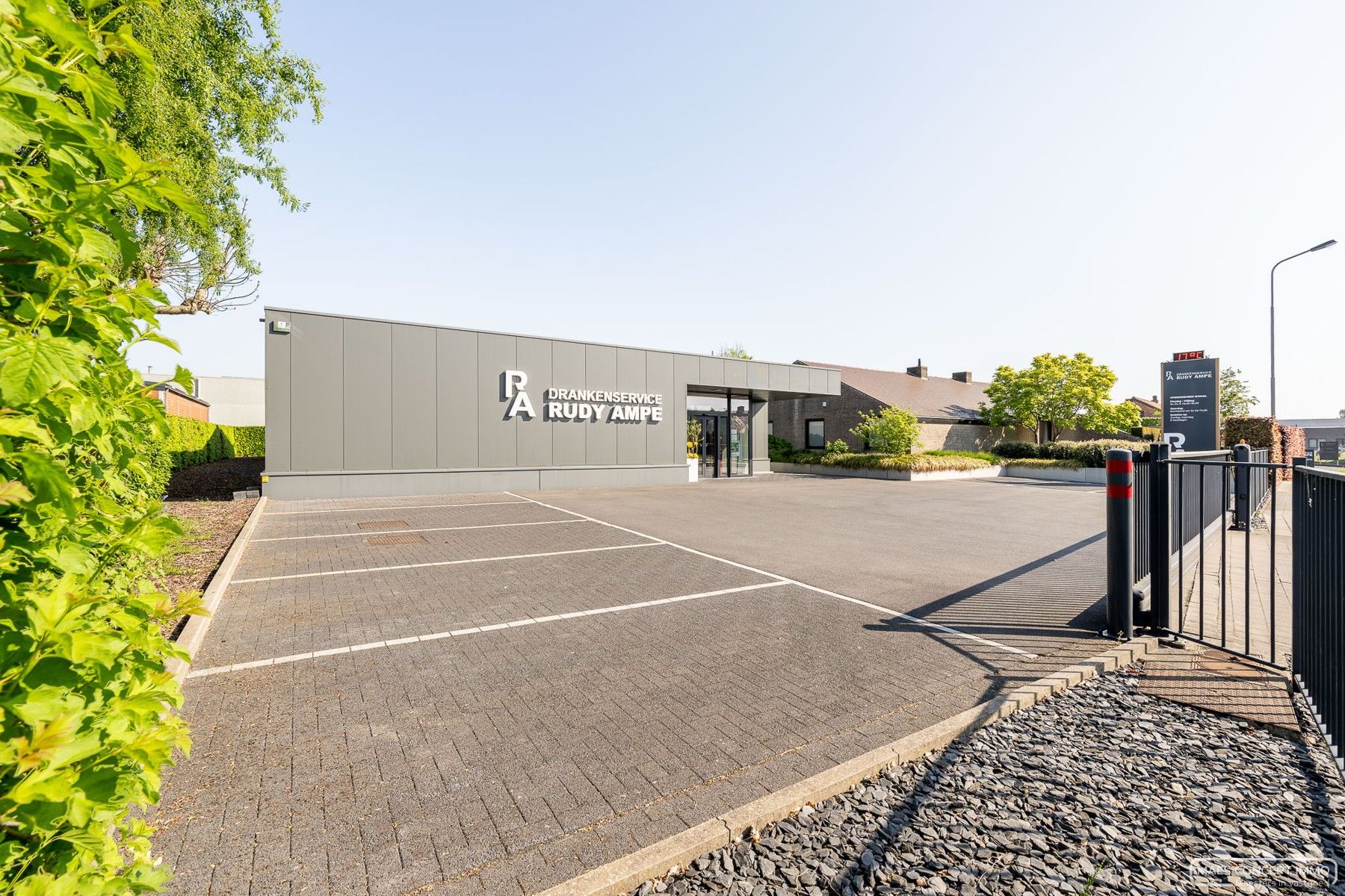 Handelsfonds te koop met uniek commercieel vastgoed: villa, winkel en loods foto 28
