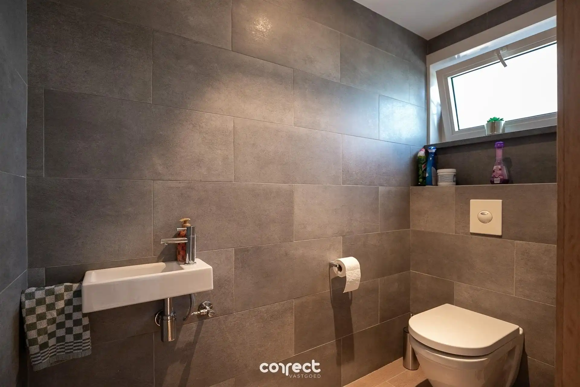 Ruime, open bebouwing met 5 slaapkamers en grote garage. foto 7