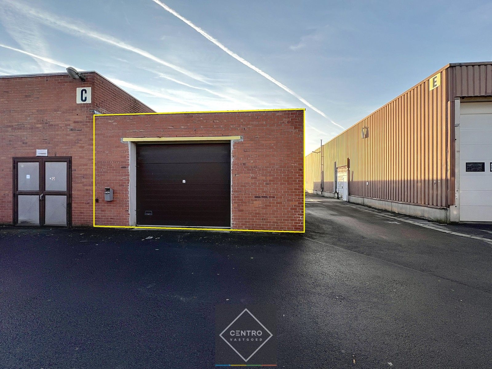 Goed gelegen LOODS (ca.100m²) met  sectionaalpoort  te RUMBEKE foto 2