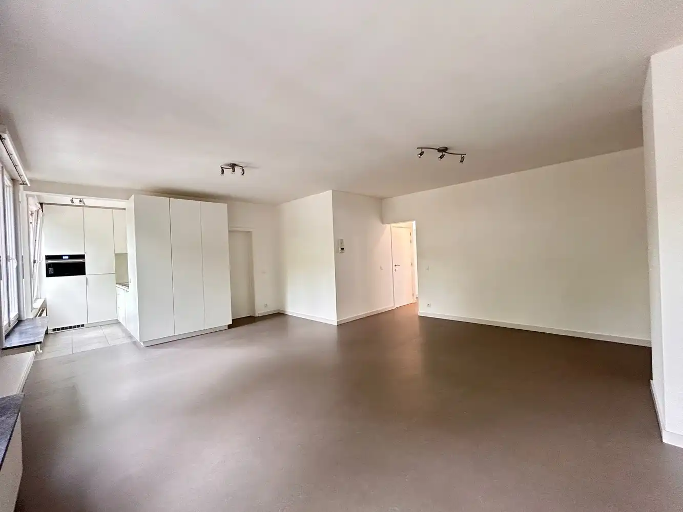 Pal in het bruisende centrum van Brasschaat gelegen 2 slaapkamerappartement in perfecte staat foto 3