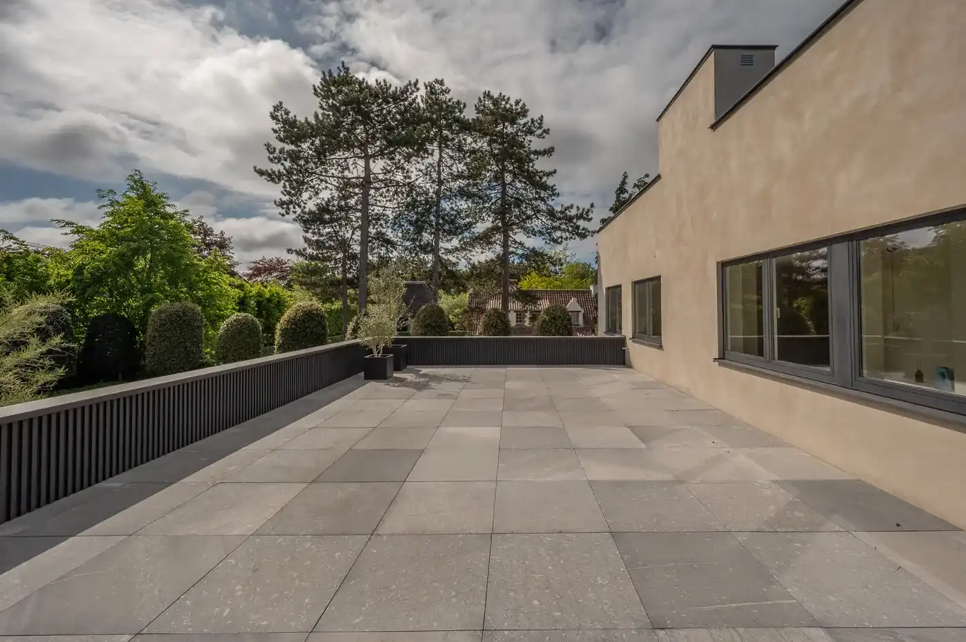Luxueus gerenoveerde villa met zwembad op een toplocatie in een rustige residentiële wijk van het Zoute. foto 28