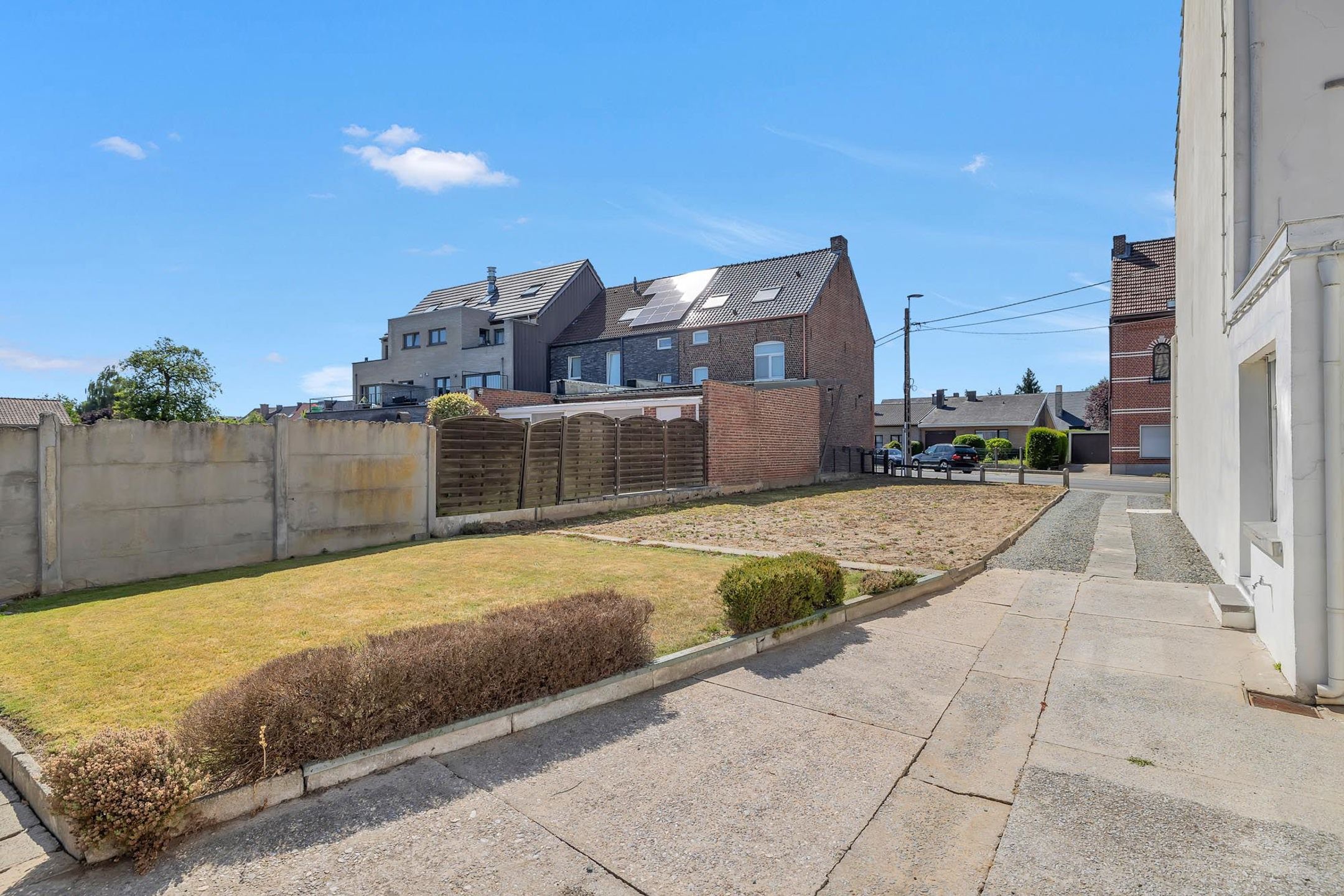 Te renoveren woning met naastliggende grond foto 2