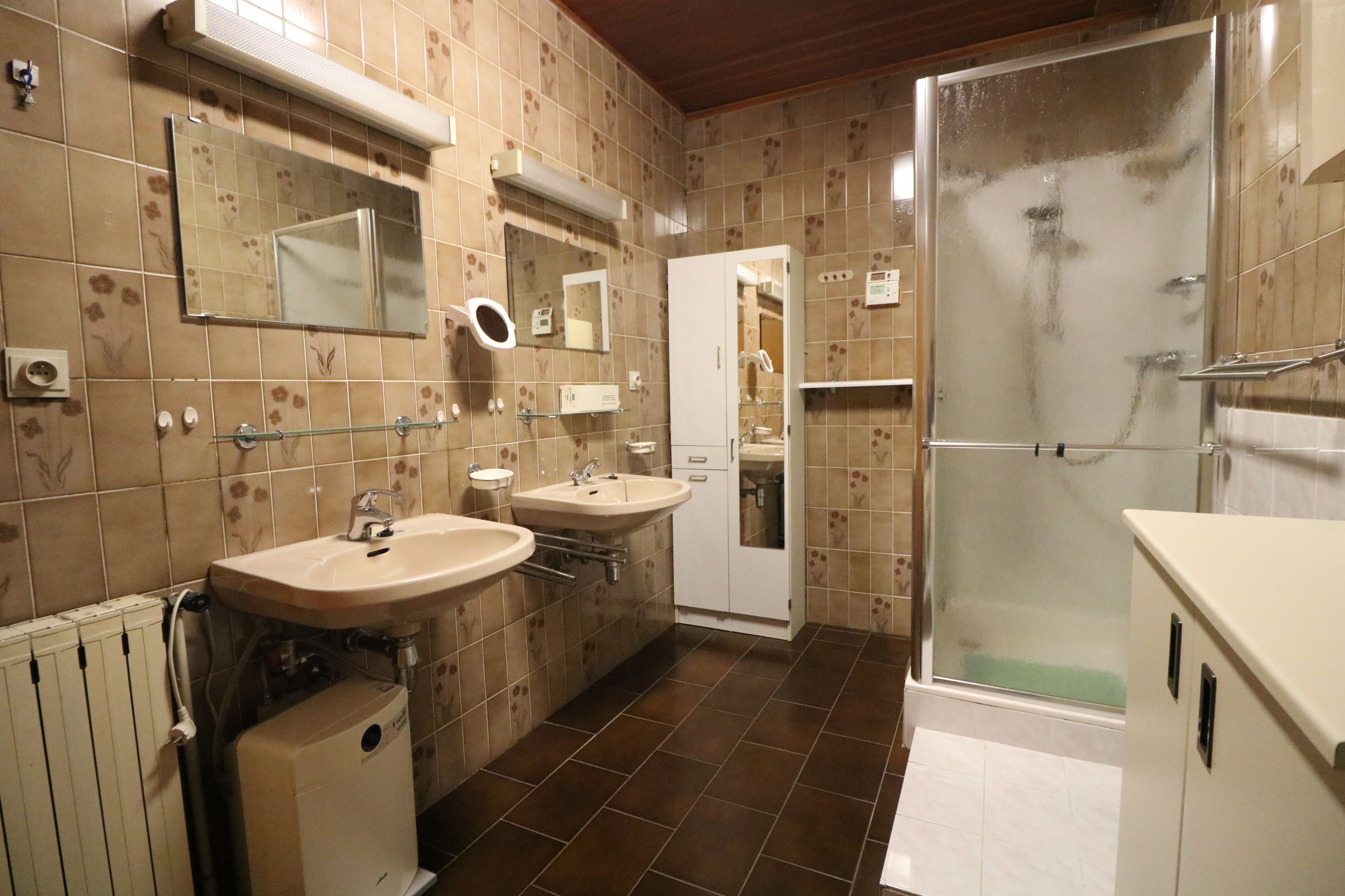  Zeer ruime woning met 5 slaapkamers, garages (8 wagens) en werkplaats. foto 9