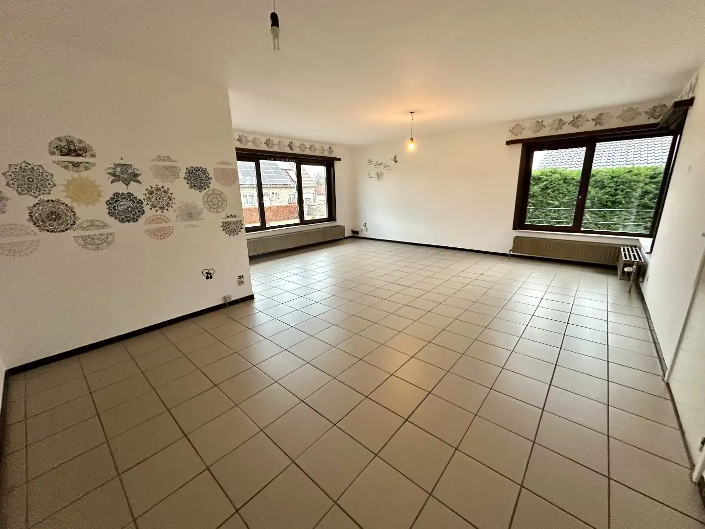 Halfopen woning met ruime tuin foto 6