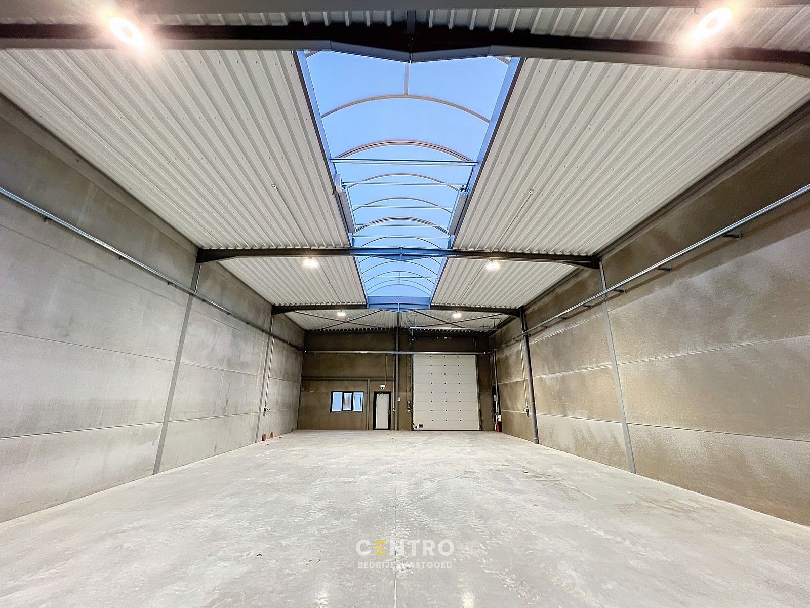 Kwalitatief en goed geïsoleerd NB MAGAZIJN (271m²), voorzien van elektrische sectionaalpoort, deur, raam (voor kantoor) en 2 private parkeerplaatsen op industriezone te Waregem. foto 8