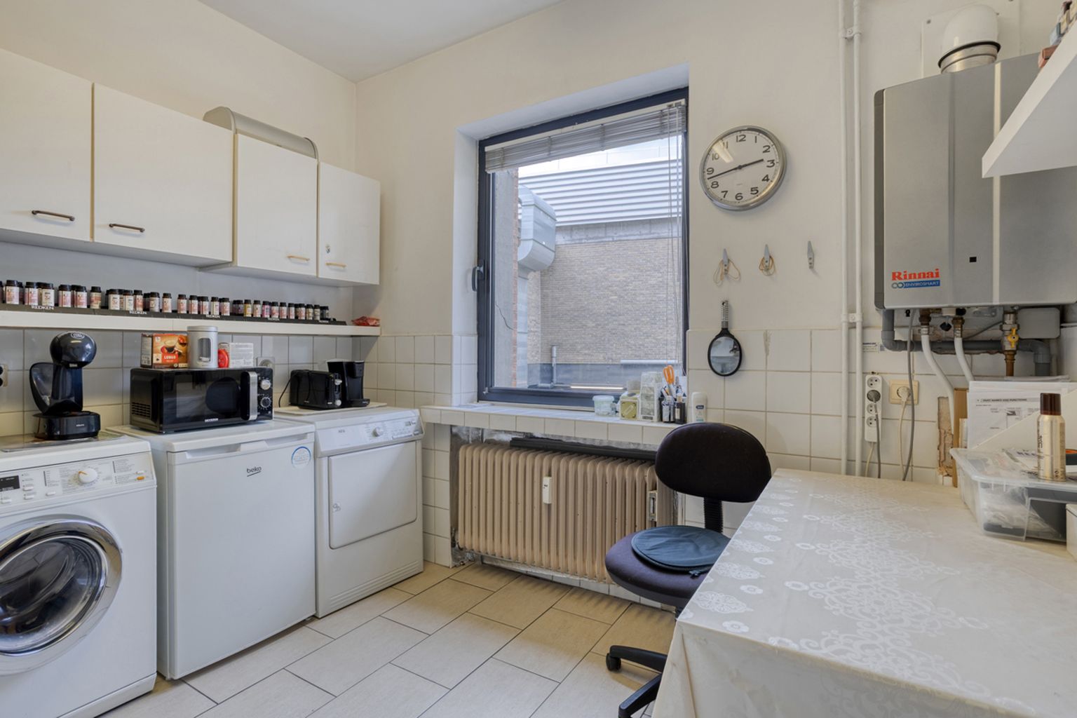 Goed gelegen commercieel pand met kelders foto 9