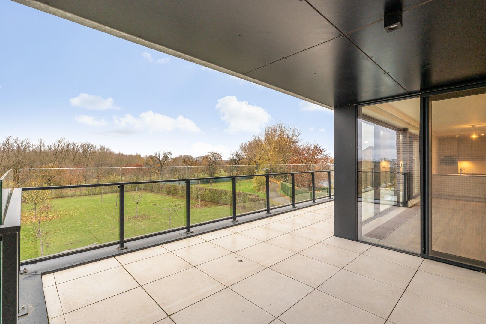 Modern appartement met ruim terras, groen uitzicht en garage. foto 2