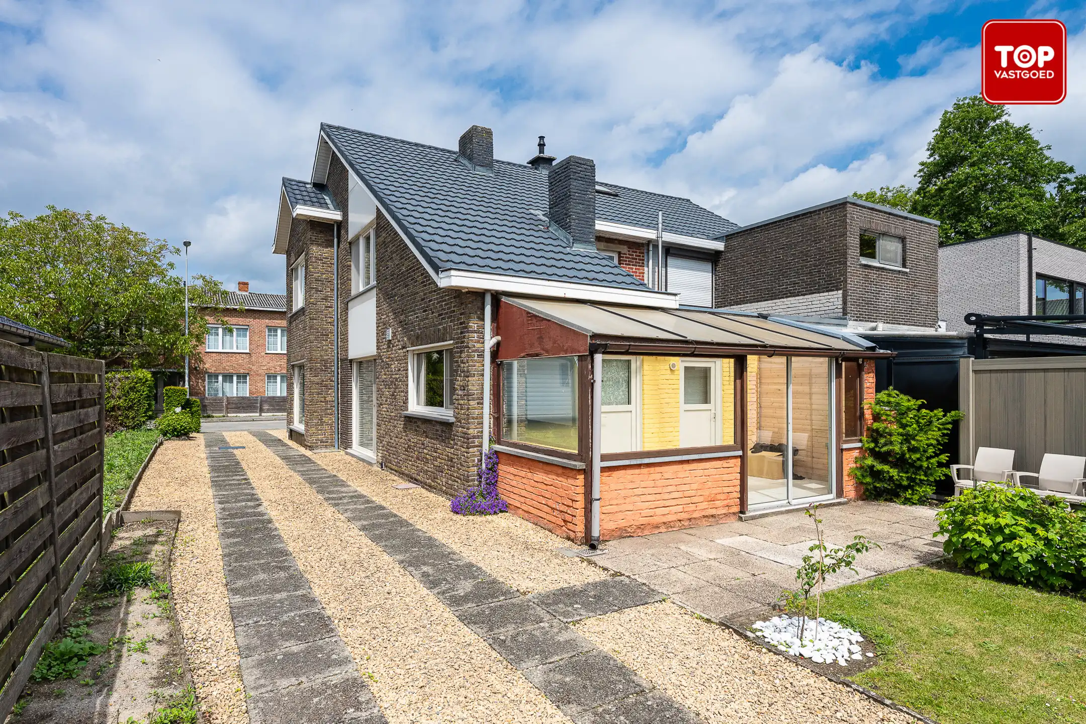 Op te frissen half open bebouwing met 3 slaapkamers, tuin en garage.  foto 28