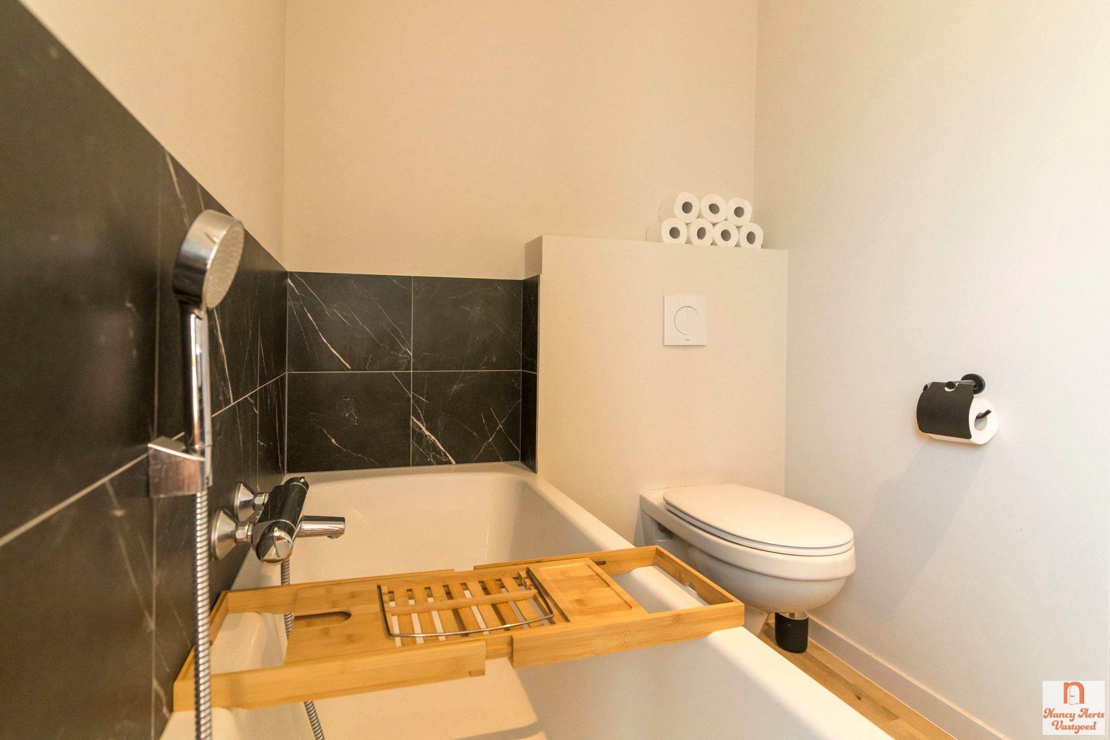 Volledig gerenoveerde woning met bijbouw en grote tuin foto 38