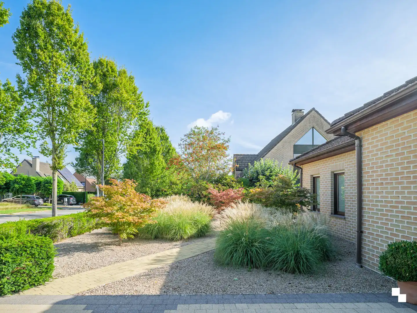 Laagbouwvilla in gegeerde straat met aangename tuin foto 22