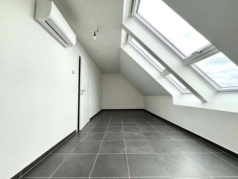 ENERGIEZUINIG DAKAPPARTEMENT MET TWEE SLAAPKAMERS EN GARAGE TE HUUR foto 10