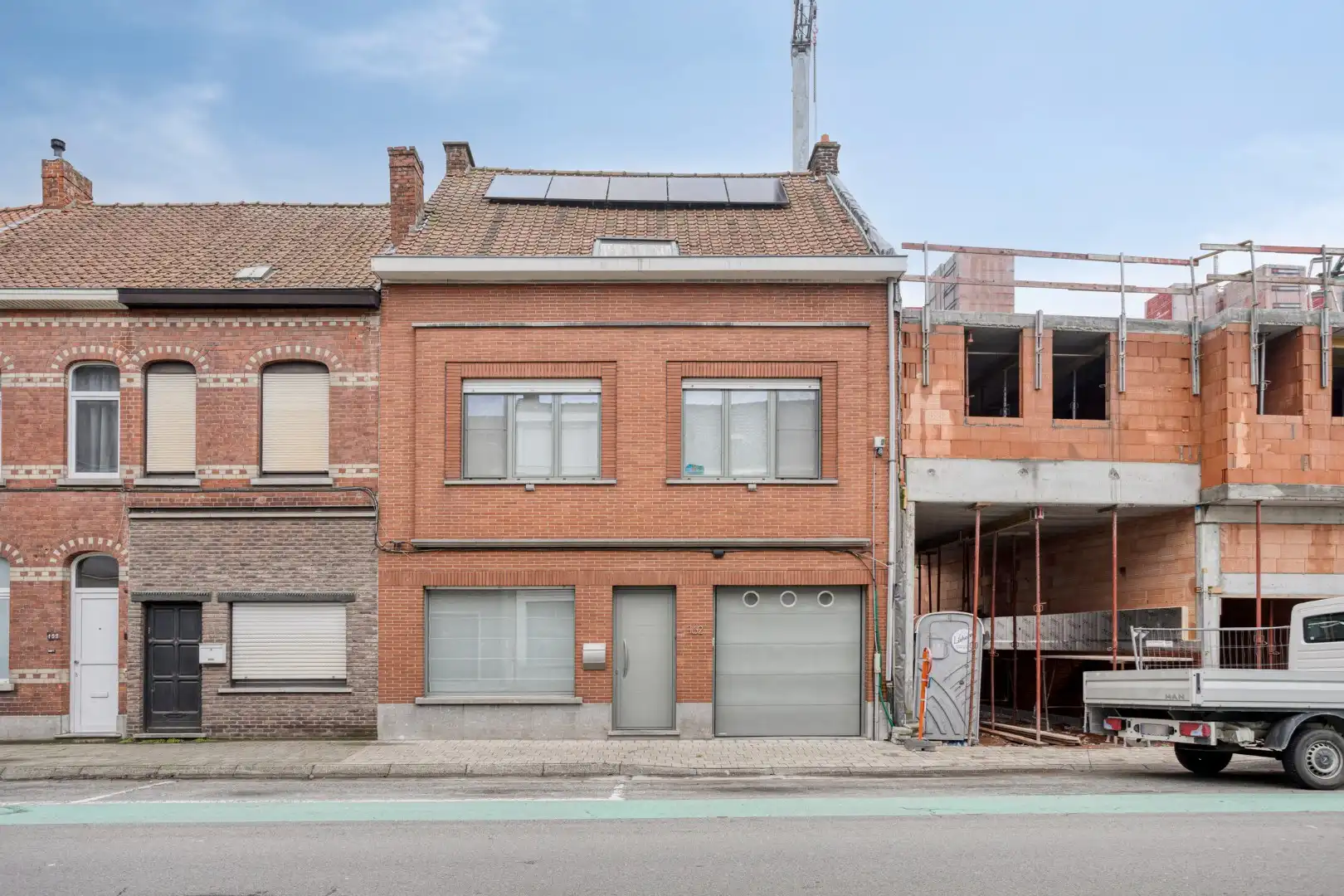 Ruime, gerenoveerde woning met werkplaats, garage en diepe tuin! foto 2