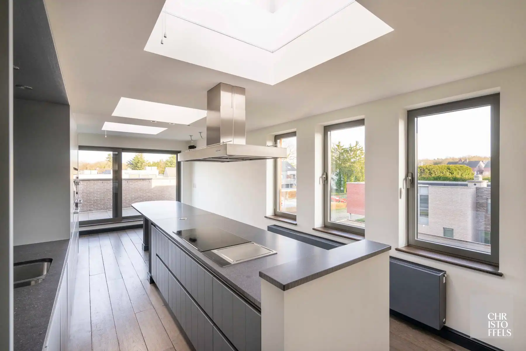 Luxe penthouse van 239m² met 34m² terrassen in hartje Zutendaal! foto {{pictureIndex}}