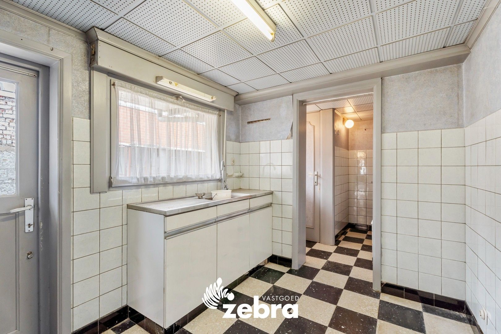 Te renoveren woning met 3 slaapkamers te Oostrozebeke! foto 8
