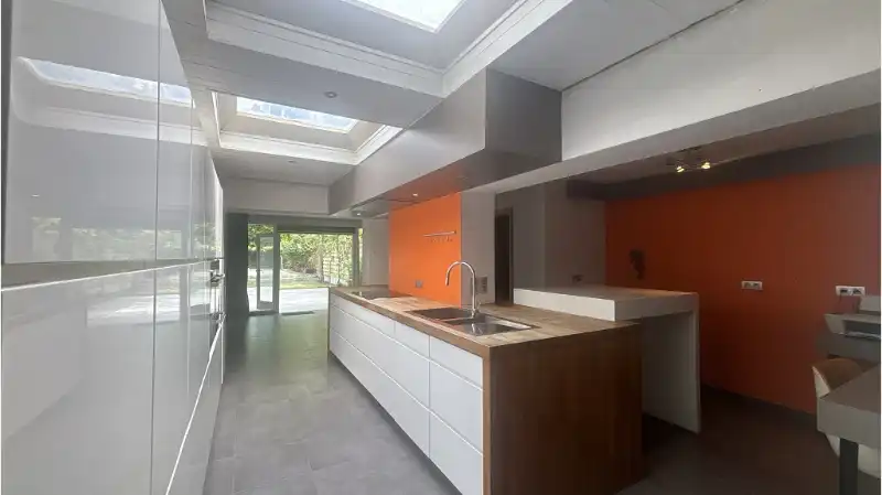 Instapklare 2-slaapkamerwoning met GARAGE, TUIN en ZWEMBAD te koop in Sint-Kruis Brugge foto 3