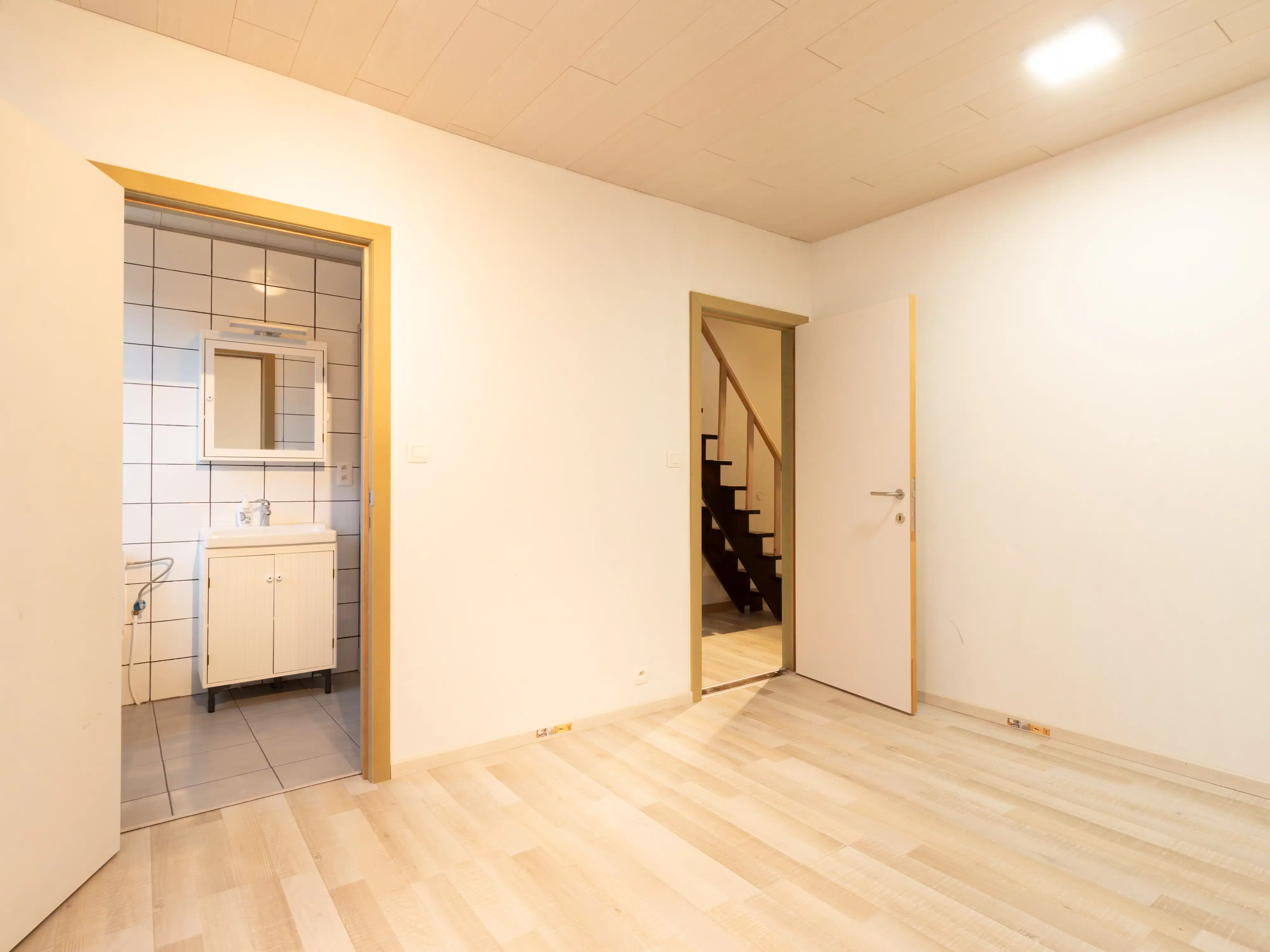 Instapklare halfopen bebouwing met werkplaats en tuin foto 12