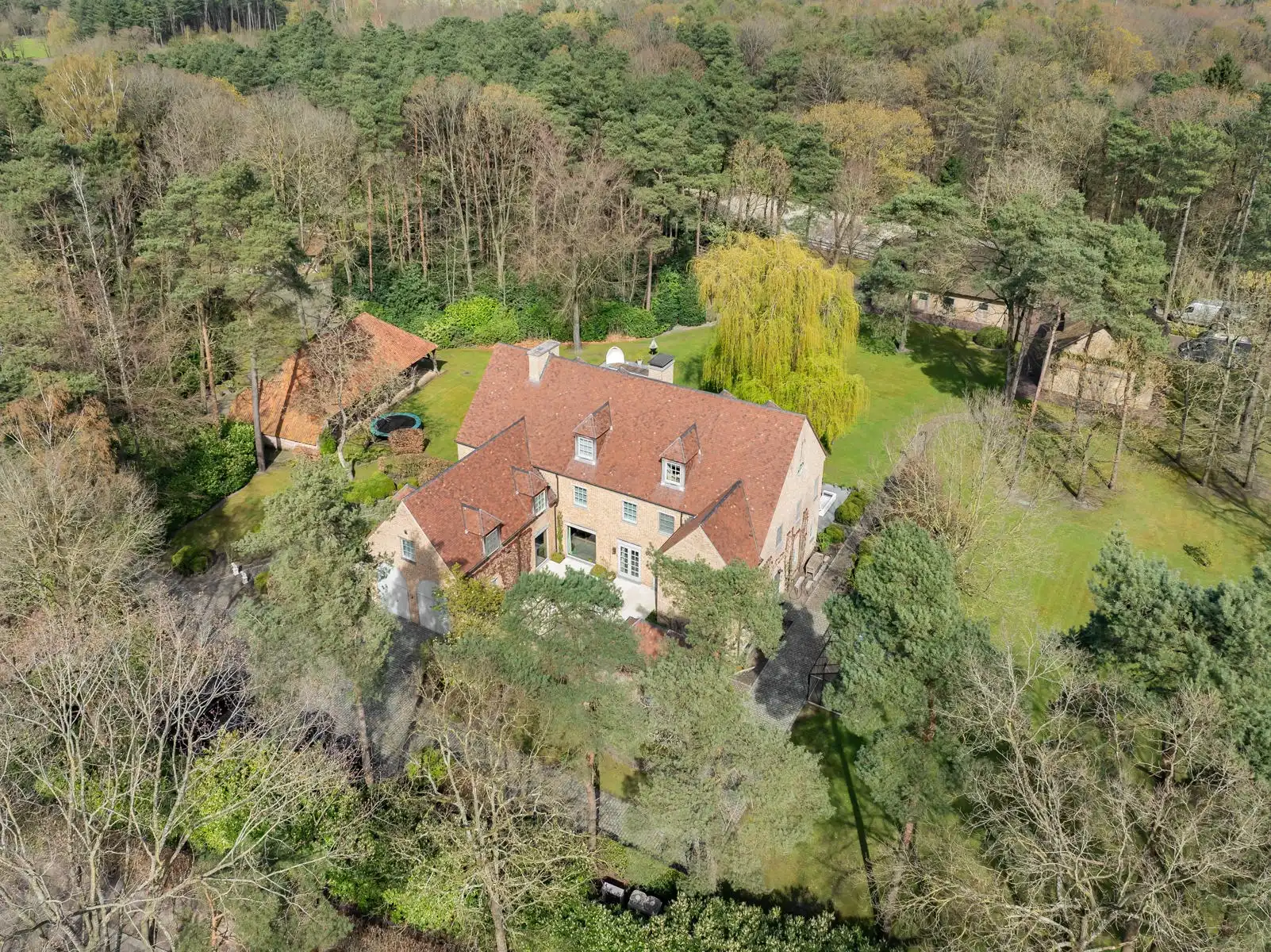 Schitterend domein van 7,7 ha met prachtige villa, zwembad, guesthouse, ruime schuur en uitgebreide paardenfaciliteiten. foto {{pictureIndex}}