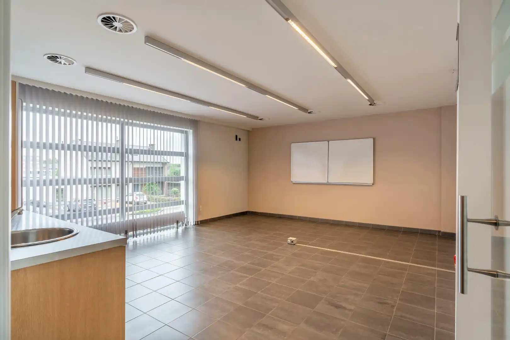 Ruim bedrijfsgebouw te koop foto 12