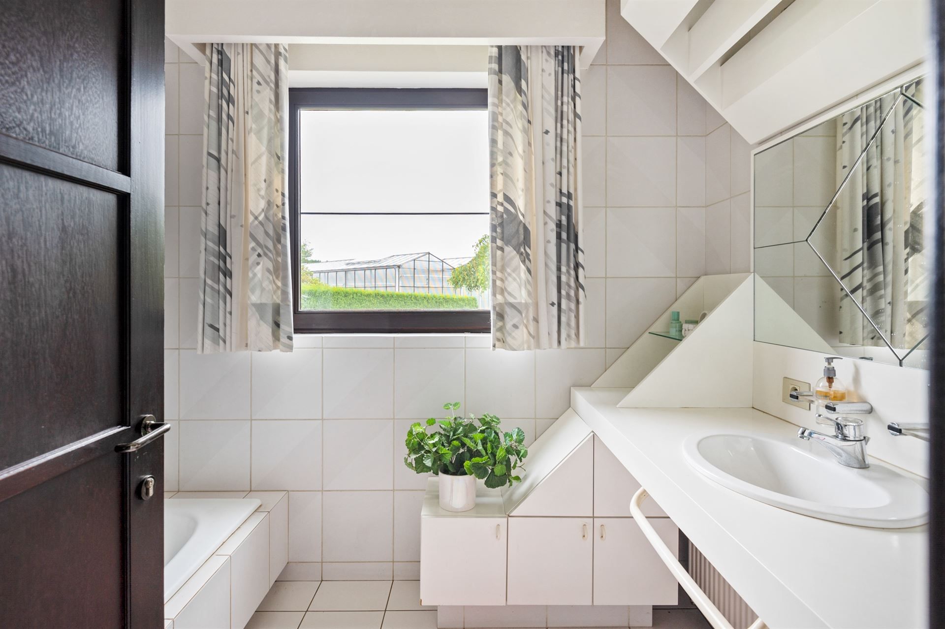 PRACHTIGE VILLA TE KOOP IN EEN OASE VAN GROEN foto 14