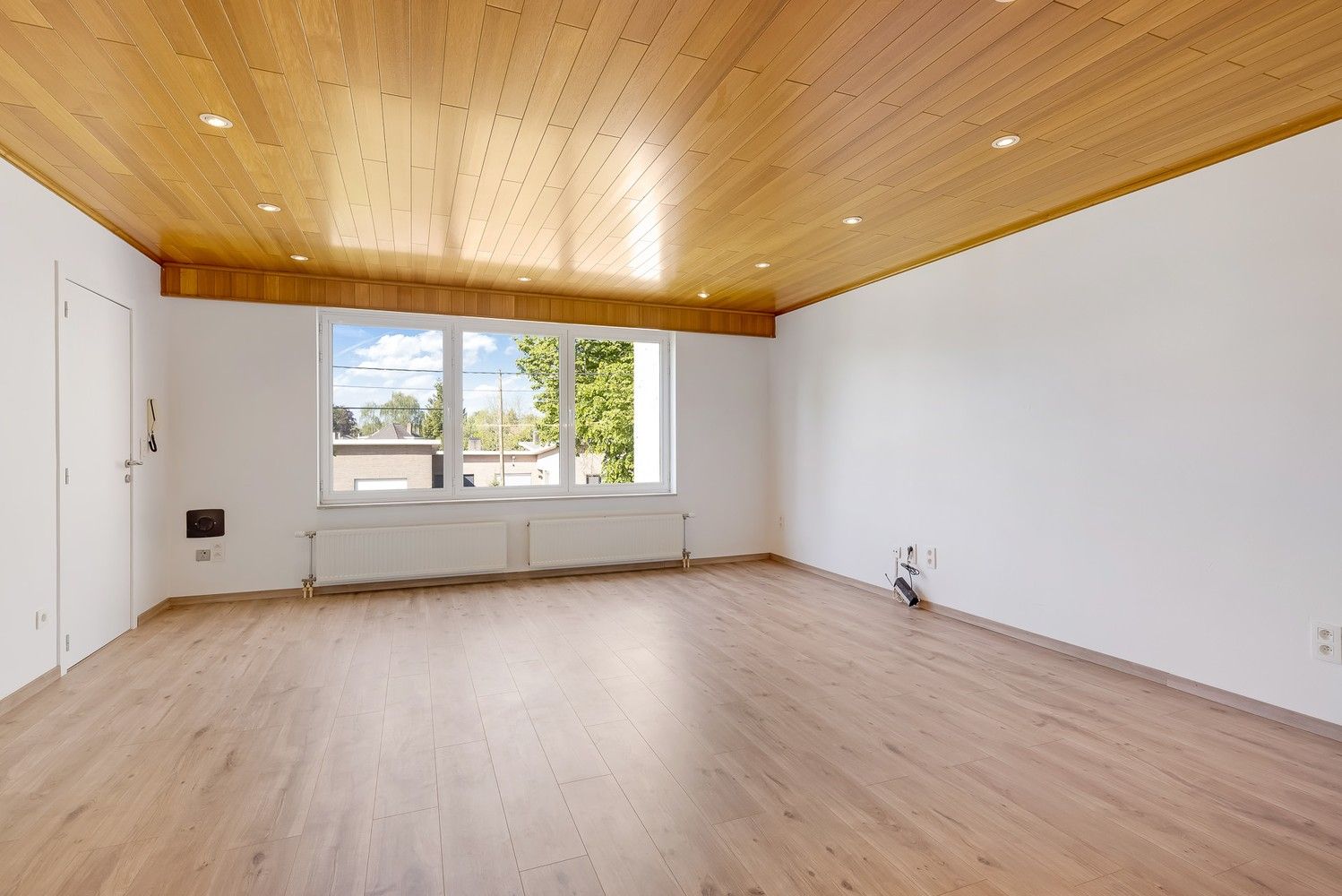 Gerenoveerd appartement met 2 slpkrs en garage foto {{pictureIndex}}