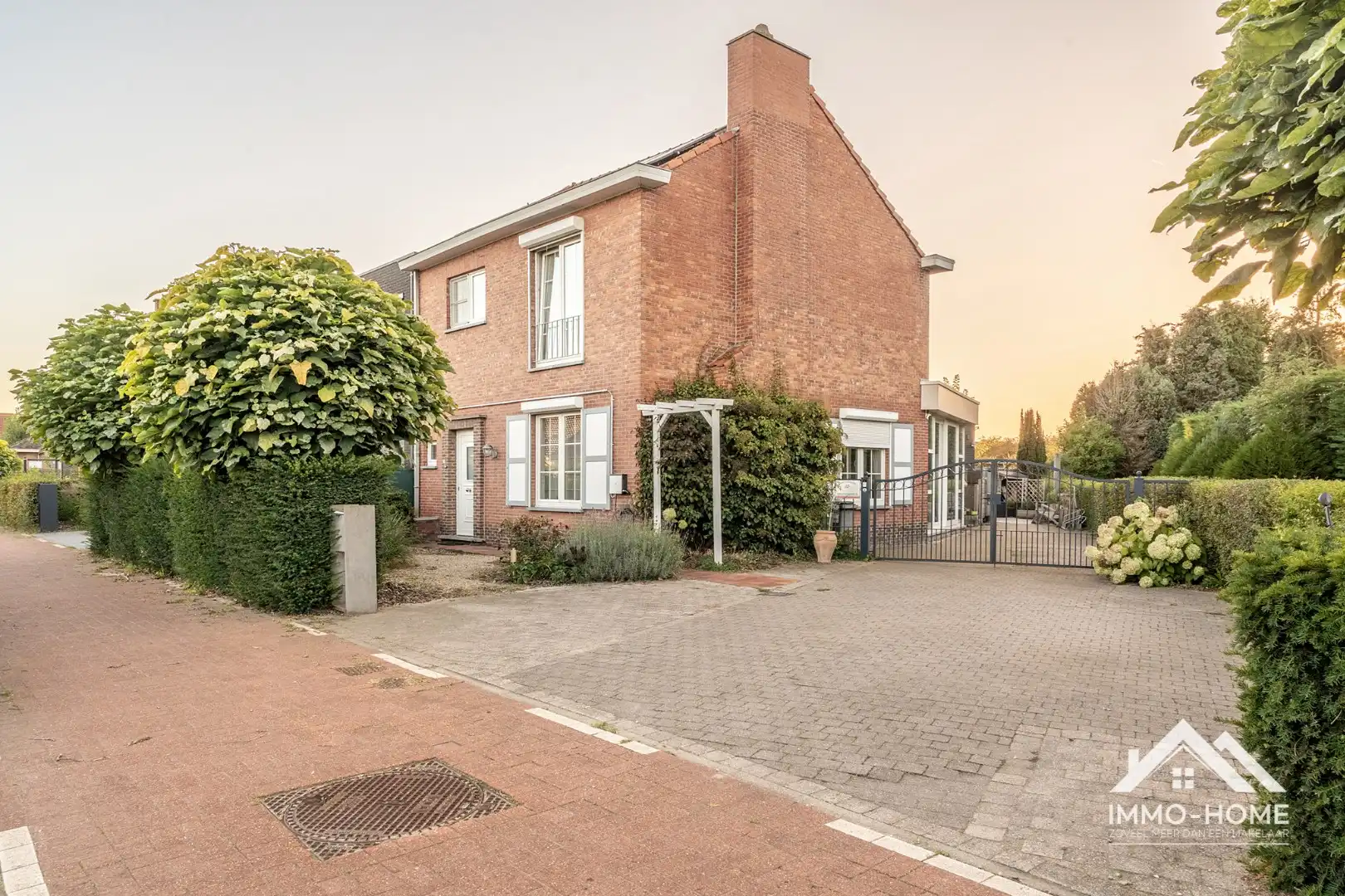 Charmante instapklare halfopen woning met ruime oprit! foto {{pictureIndex}}