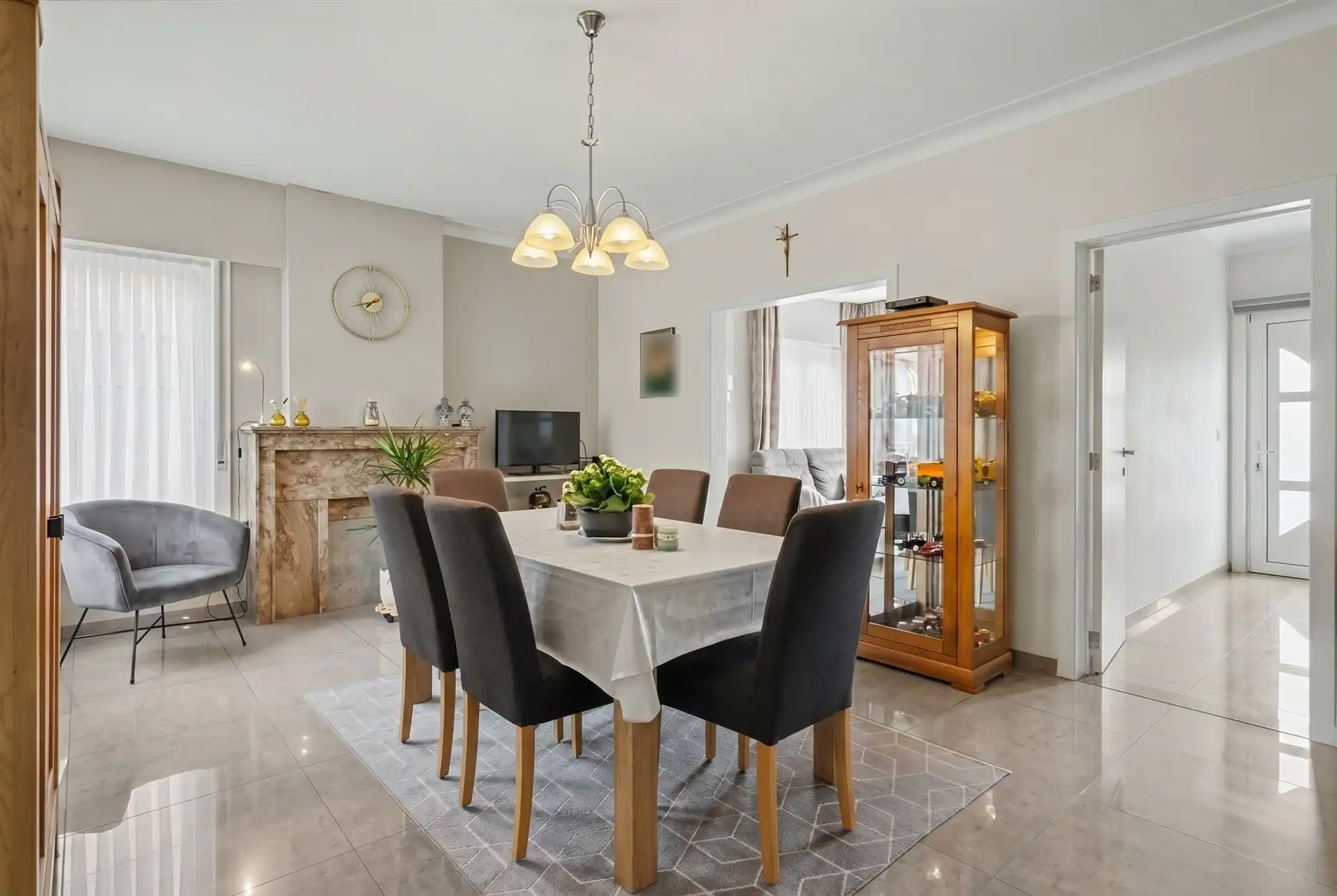 Goed gelegen halfopen bebouwing met ruime oprit, 3 slaapkamers en tuin foto 2