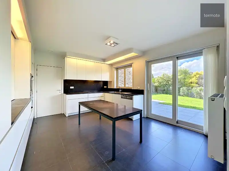Ruime halfopen woning foto 17