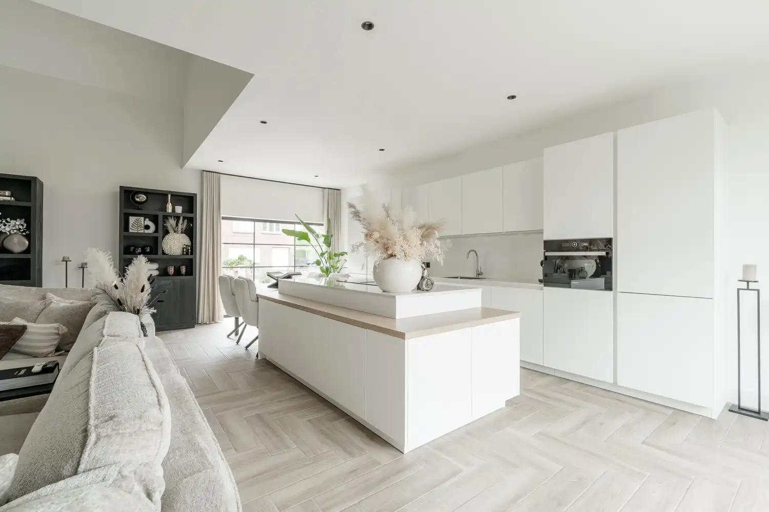 Prachtige villa te koop in Lommel - 4 slaapkamers, 2 badkamers, garage en ruime tuin op 566 m², volledig gerenoveerd in 2025! foto 16