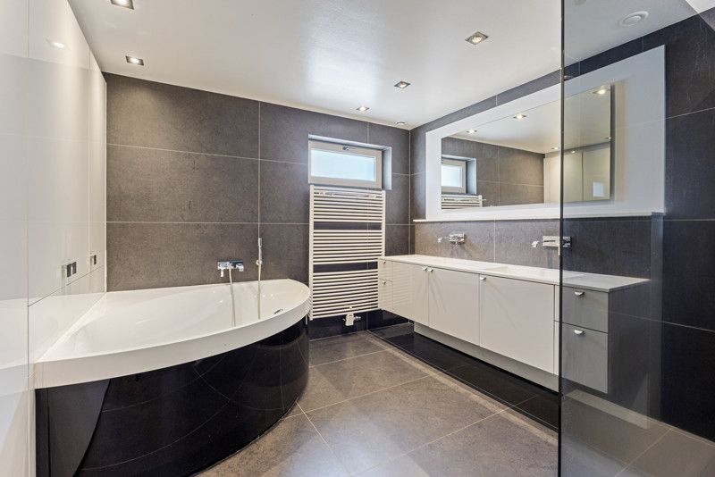 Luxueuze en instapklare woning met garages en tuin foto 23