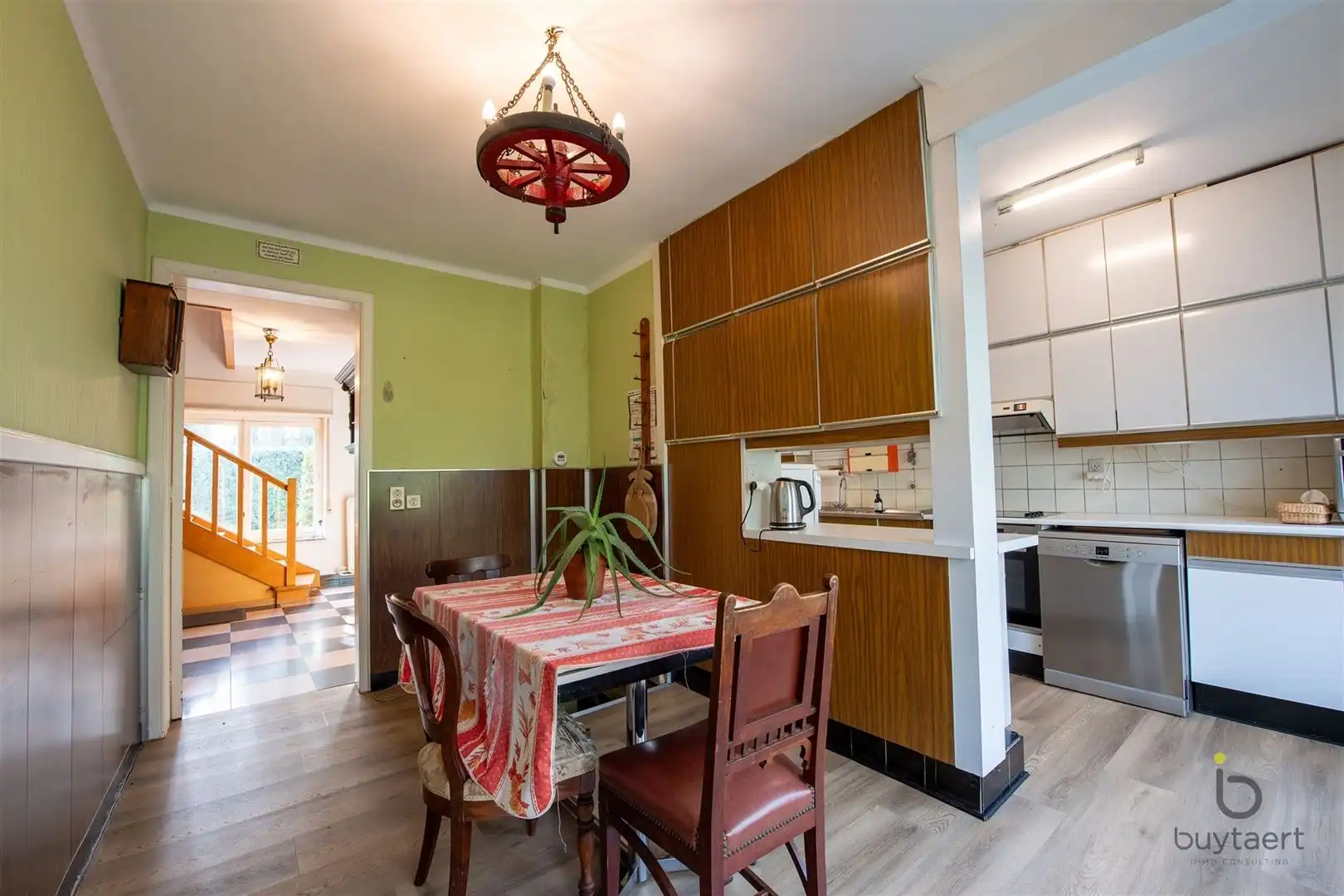 Veel renovatiepotentieel in ruime rustig gelegen familiewoning midden in het groen! foto 15