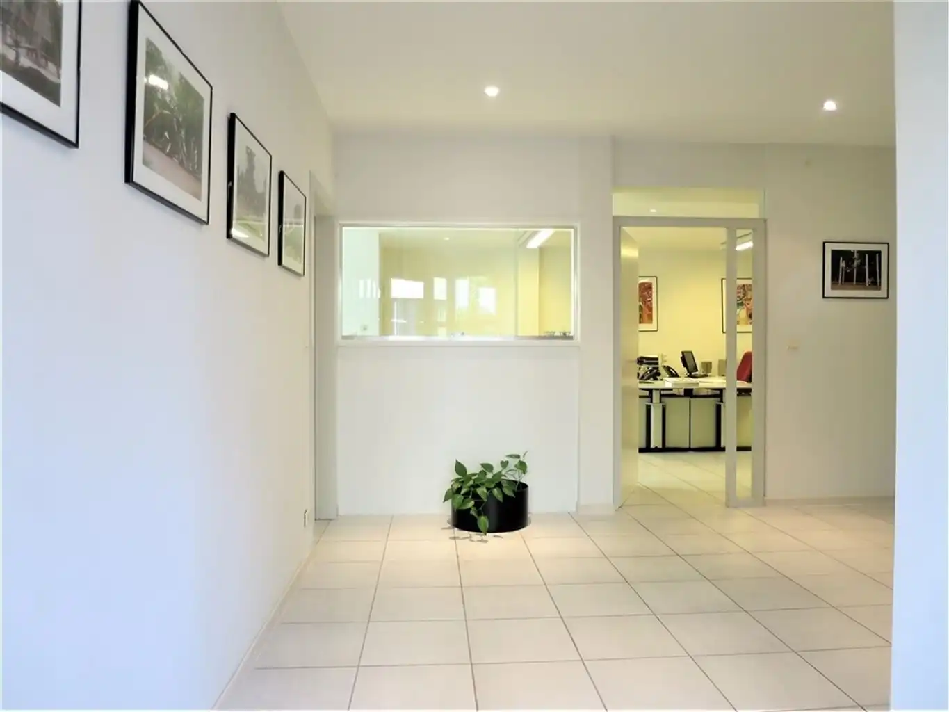 Gelijkvloerse handels/kantoorruimte,veel parkeergelegenheid. foto 2