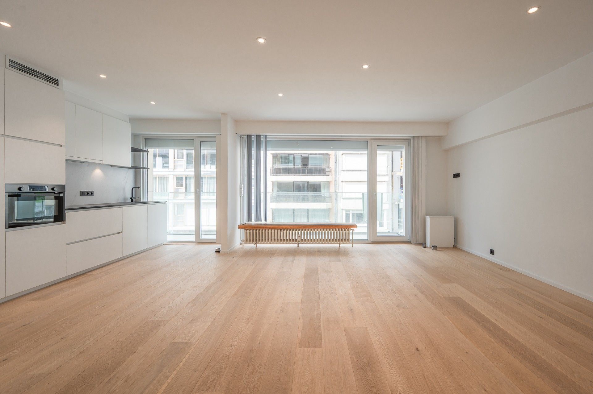 Ongemeubeld: Ruim en gerenoveerd appartement met zonneterras en zijdelings zeezicht! foto 3