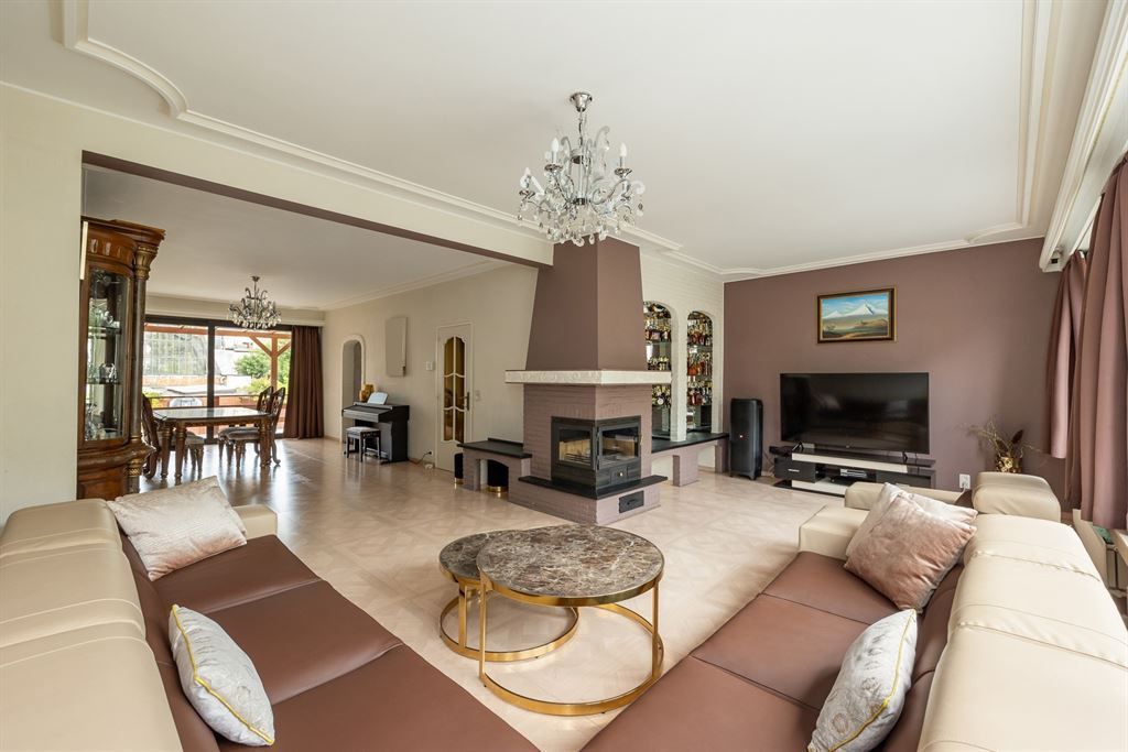 277m² aan woonoppervlakte + tuin, terras en garage foto {{pictureIndex}}
