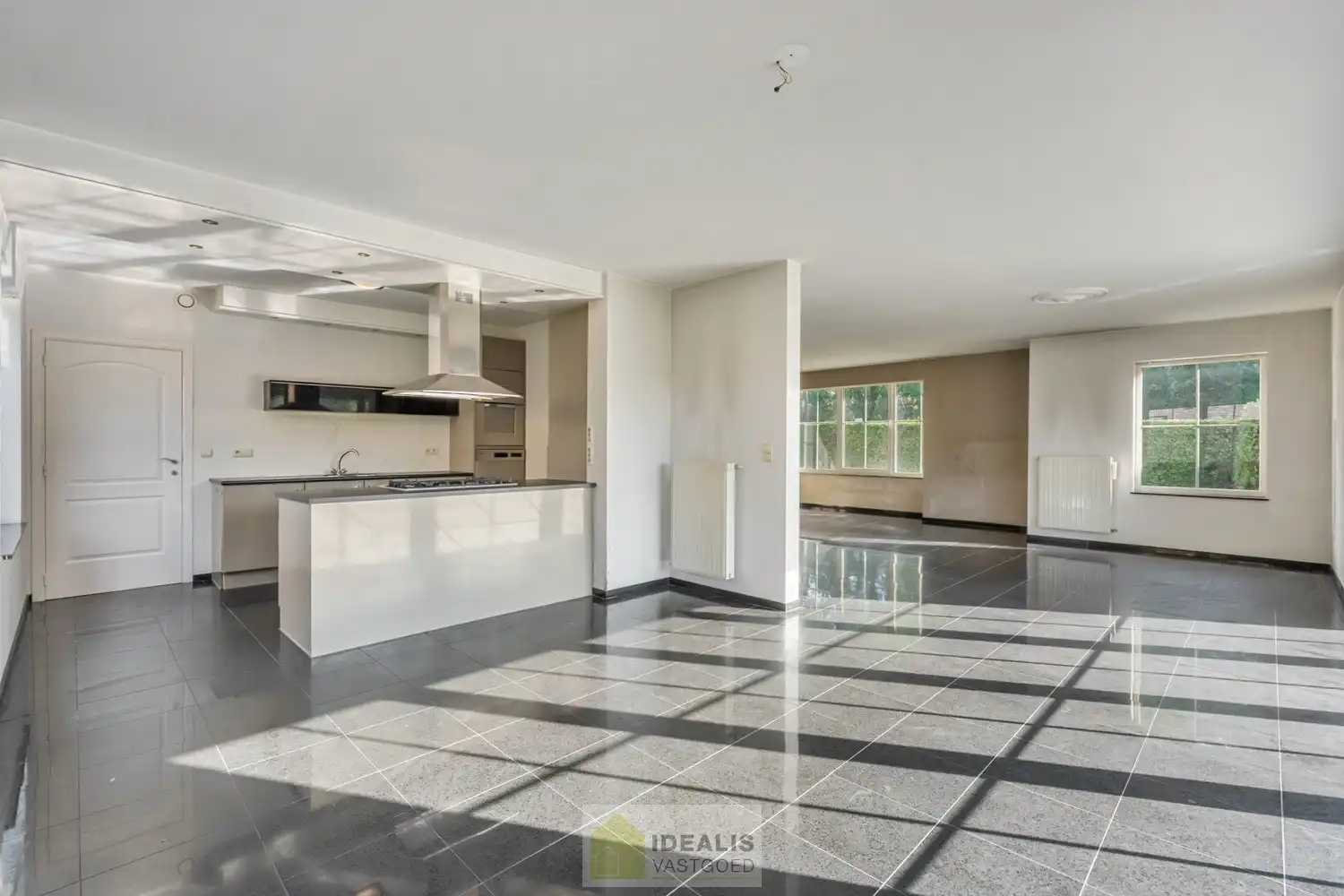 IDEALIS VASTGOED – HEDENDAAGSE EENGEZINSWONING OP RUSTIGE LOCATIE MET AANGELEGDE TUIN OP EEN KNAP PERCEEL (9A87CA) NABIJ HET CENTRUM VAN PELT – De woning omvat een heerlijke lichtrijke open leefruimte met aansluitend goed uitgeruste keuken, fijne wasplaats/berging, 4 royale slaapkamers en goed ingerichte badkamer. Een praktisch ingedeelde woning op een aangenaam en ruim perceel! foto 9