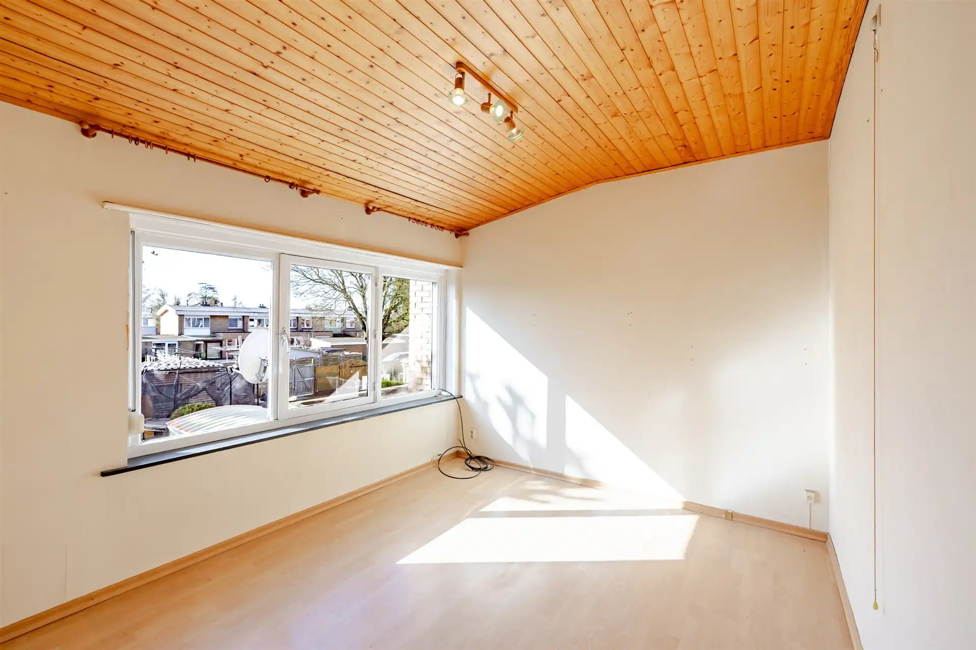 Te renoveren woning met 4 slpk en tuin foto 9