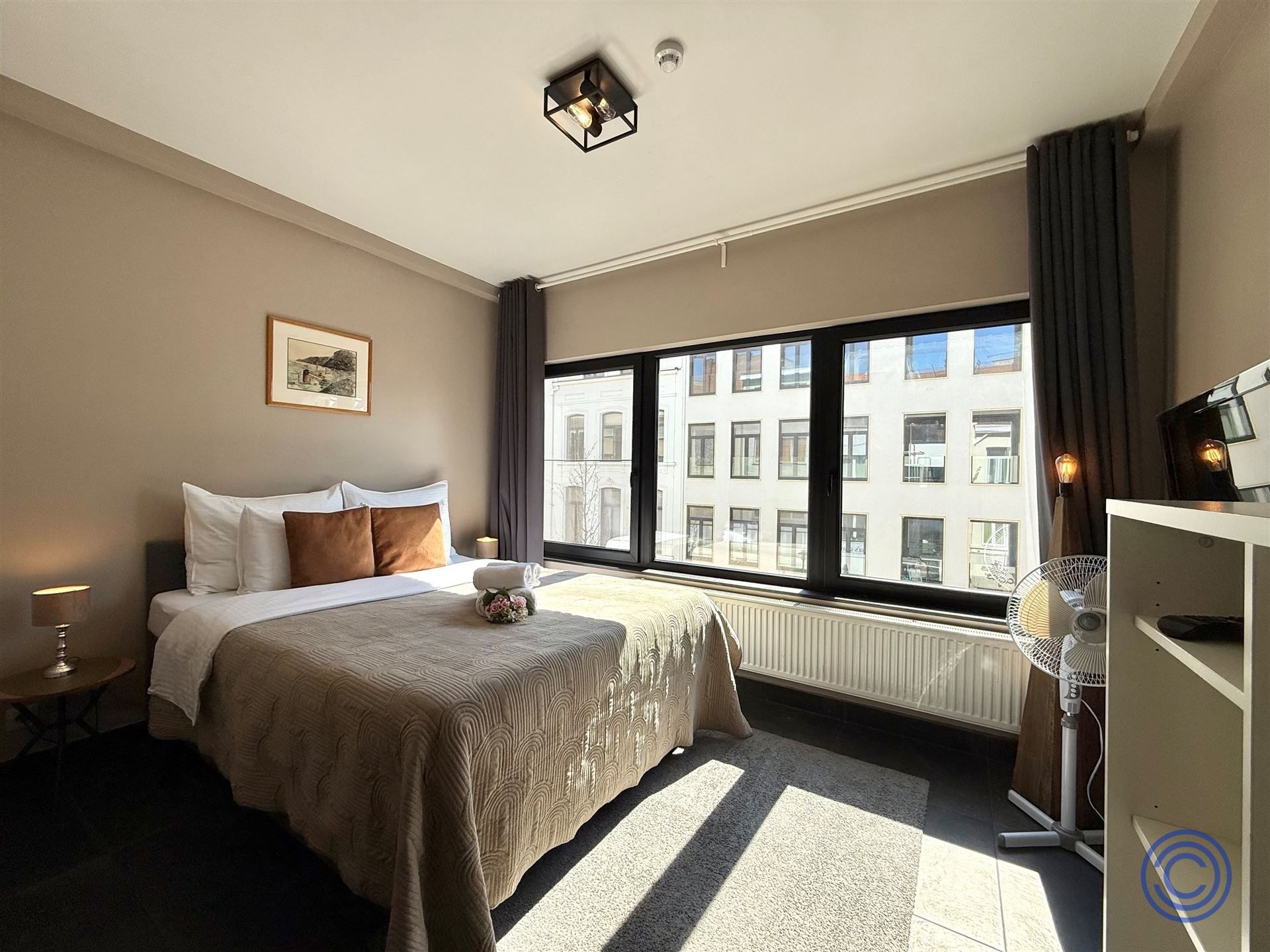 Appartementsgebouw met een handelspand en 3 logies op centrale locatie! foto 4
