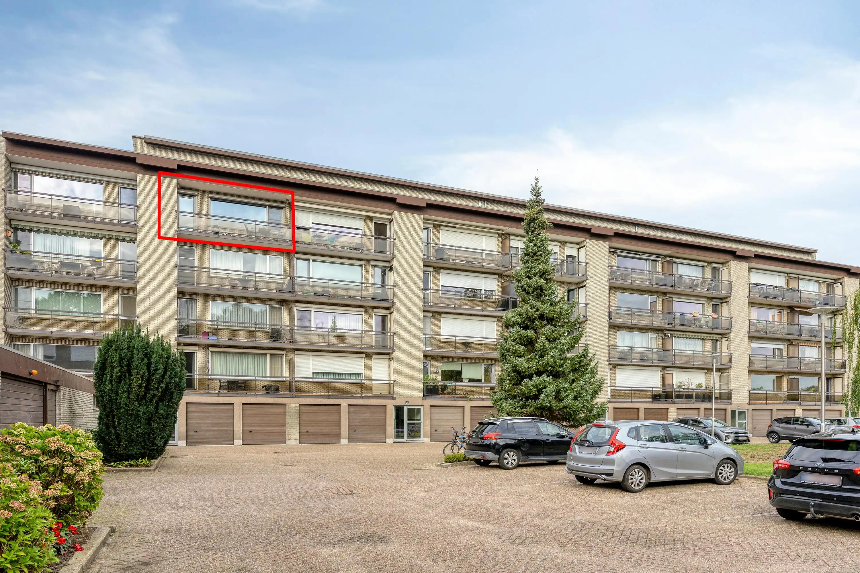 Gerenoveerd appartement te koop in Burcht foto 16