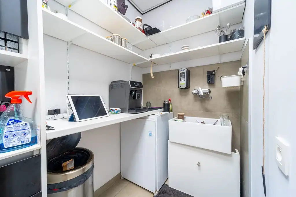 UITSTEKENDE OPBRENGSTENEIGENDOM - MODERNE COMMERCIËLE HANDELSRUIMTE MET BERGING OP TOPLOCATIE NABIJ HASSELT CENTRUM VANAF 295.000 EURO foto 12