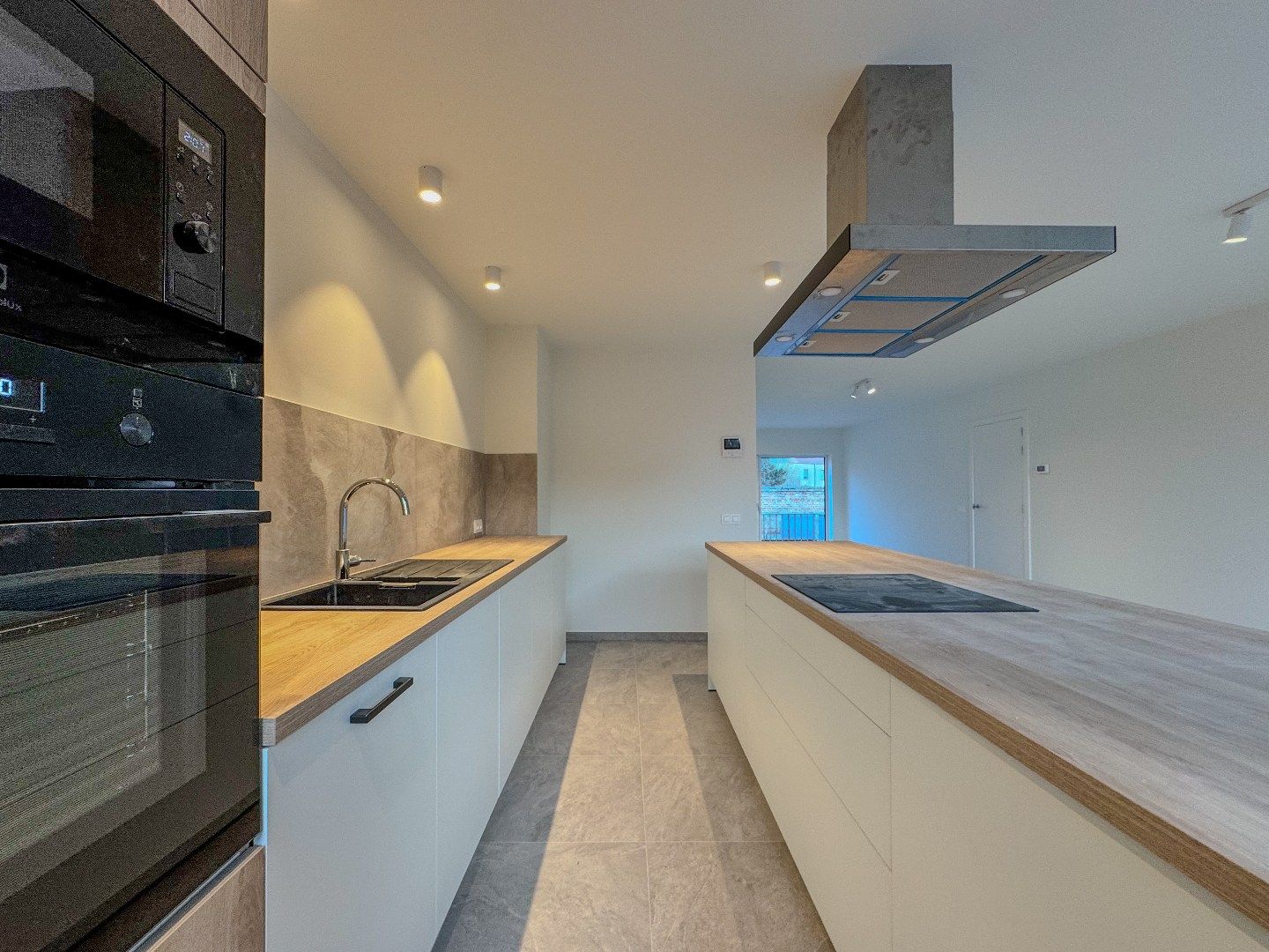 Gerenoveerde bel-etagewoning met 3 slaapkamers, garage en terras. foto 4