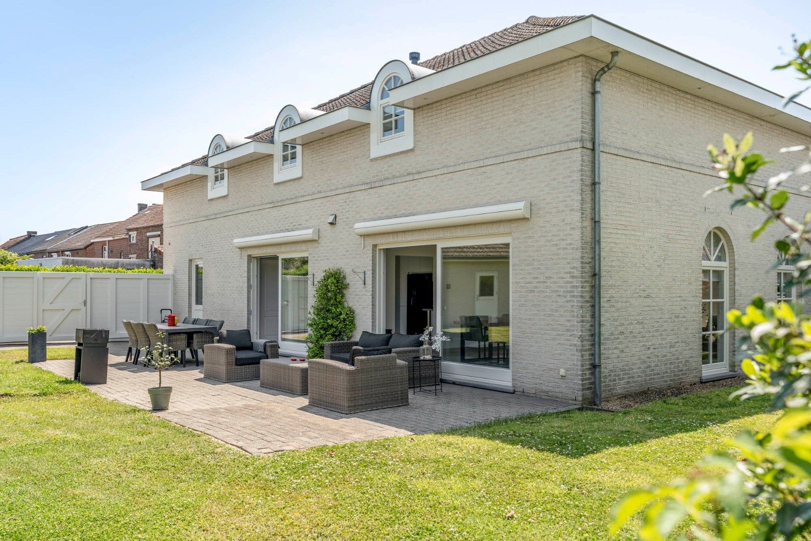 Ruime elegante villa met vrijstaande garage en tuin op 18a 99ca te Lanaken-Smeermaas foto 24