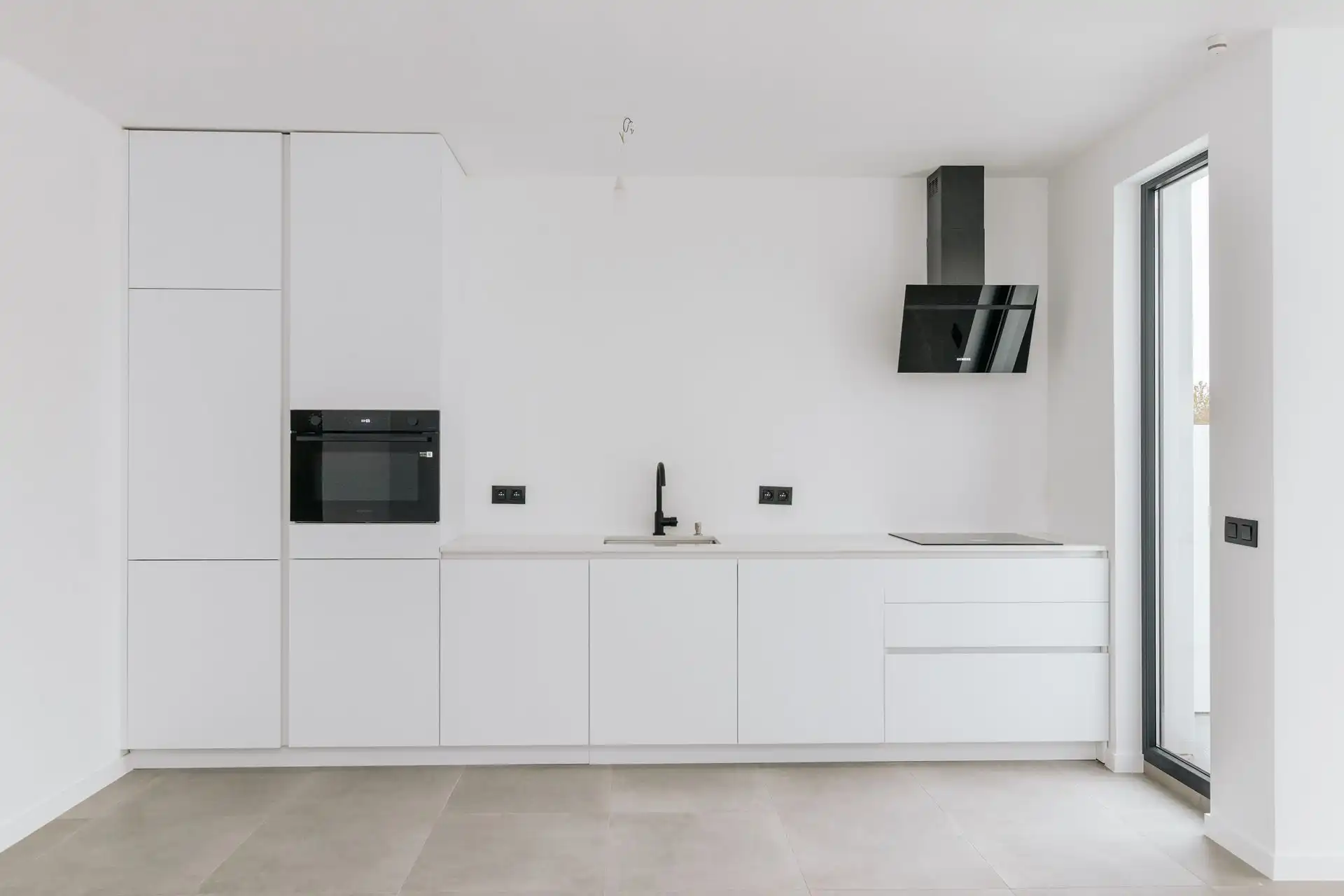 Gerenoveerde woning met magazijn foto 3